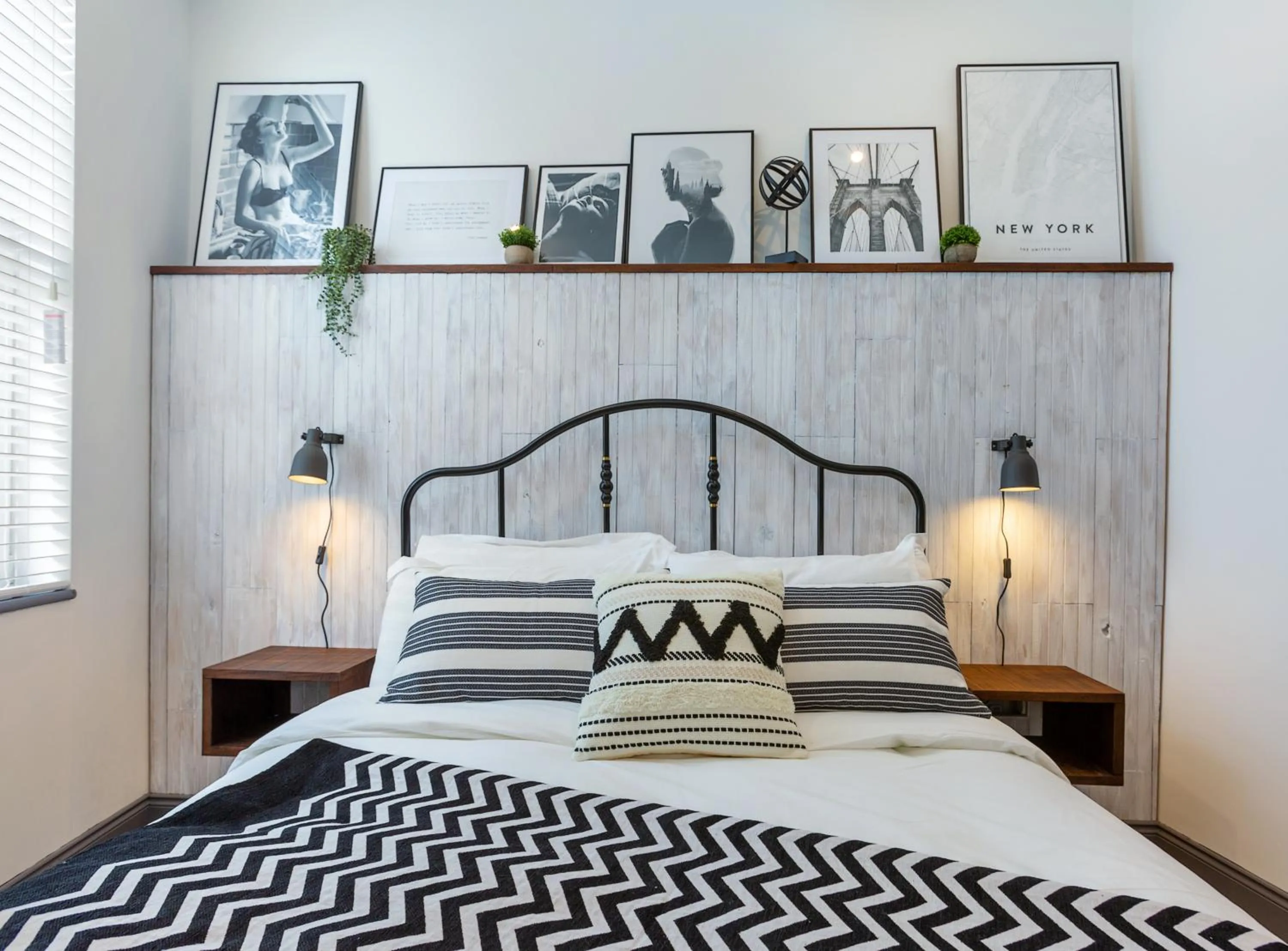 Bedroom, Bed in Macs Townhouse Dungarvan