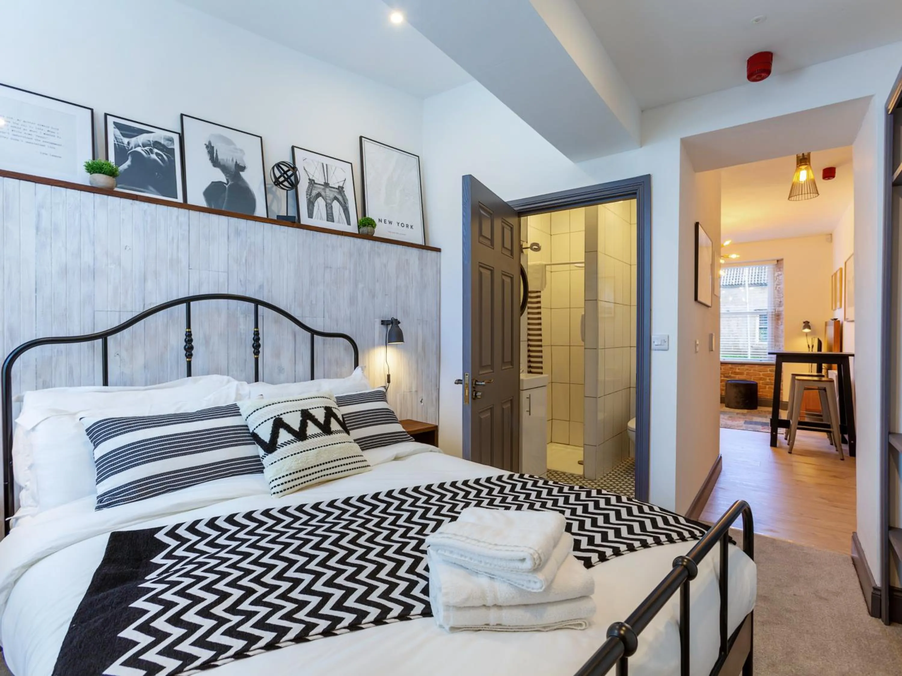 Bathroom, Bed in Macs Townhouse Dungarvan