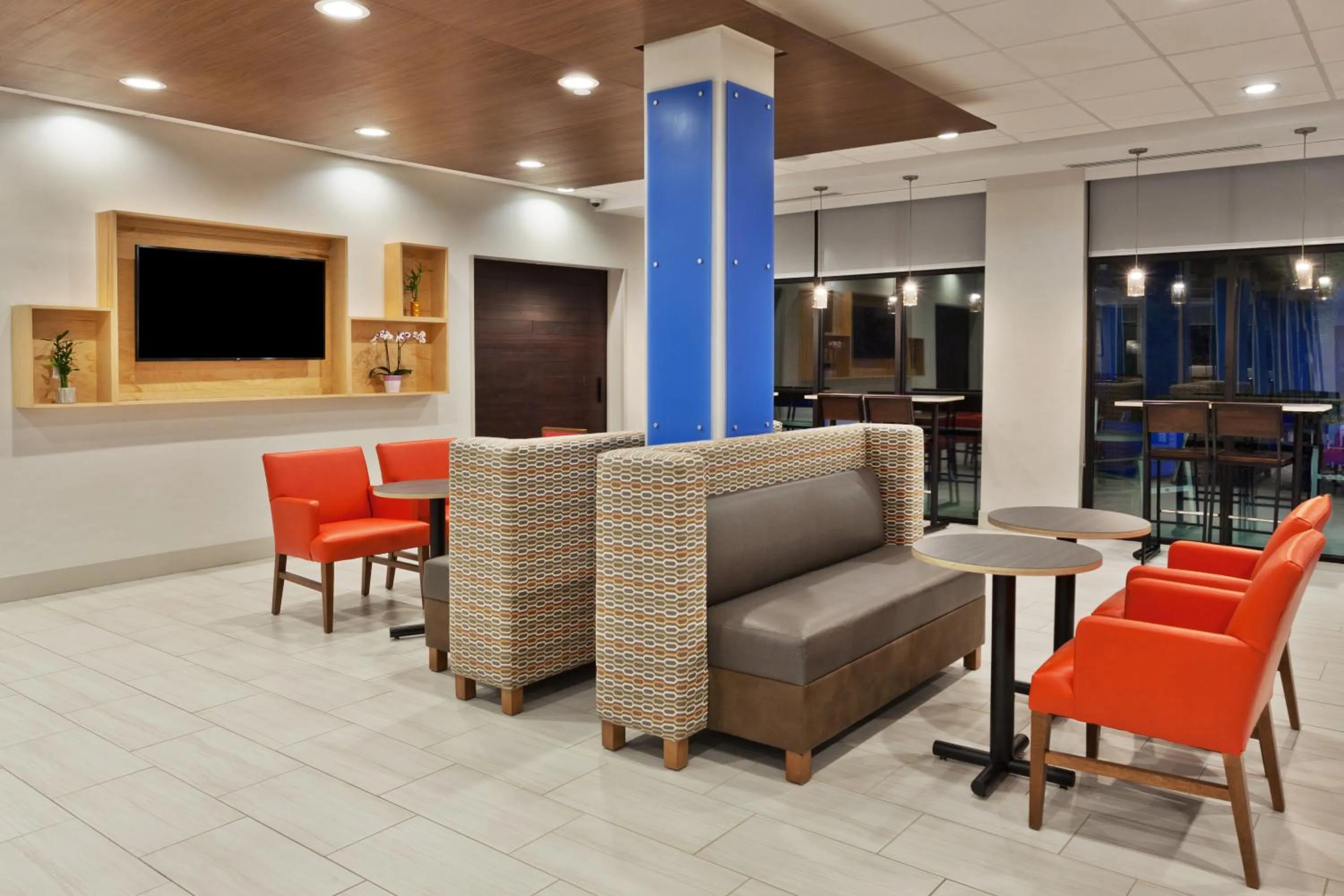 Communal lounge/ TV room in Holiday Inn Express & Suites - Fayetteville by IHG