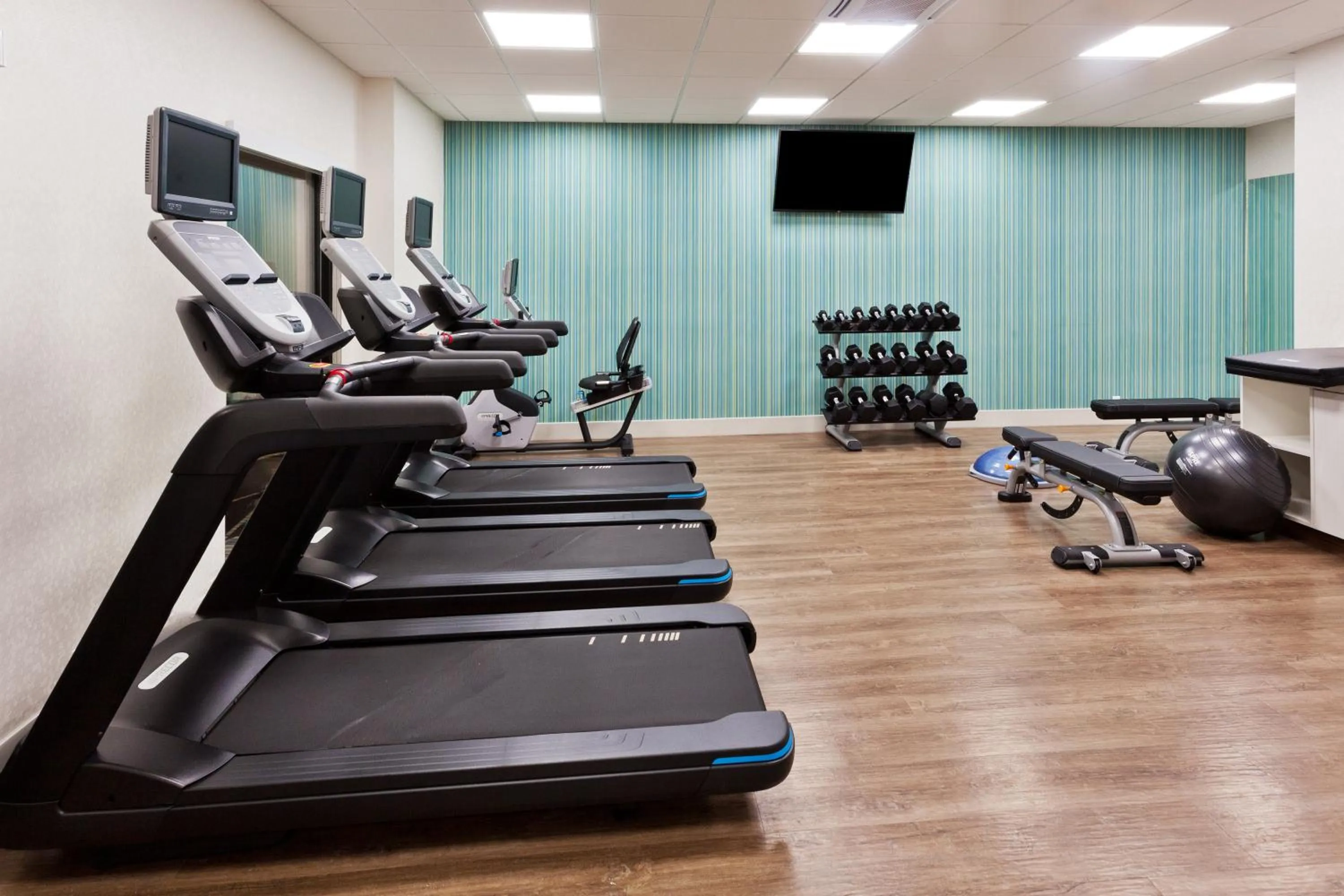 Spa and wellness centre/facilities in Holiday Inn Express & Suites - Fayetteville by IHG