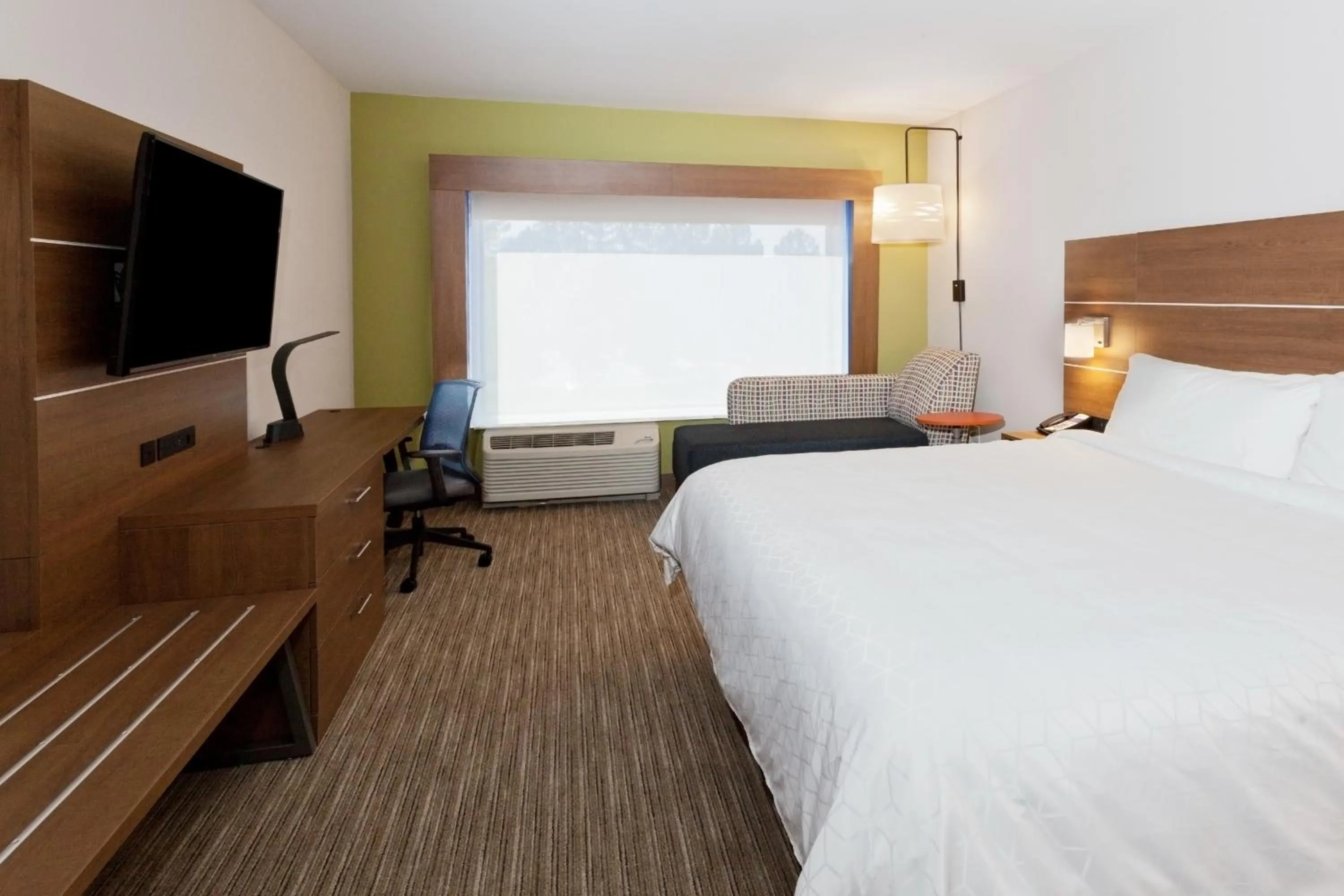 Communal lounge/ TV room, Bed in Holiday Inn Express & Suites - Fayetteville by IHG