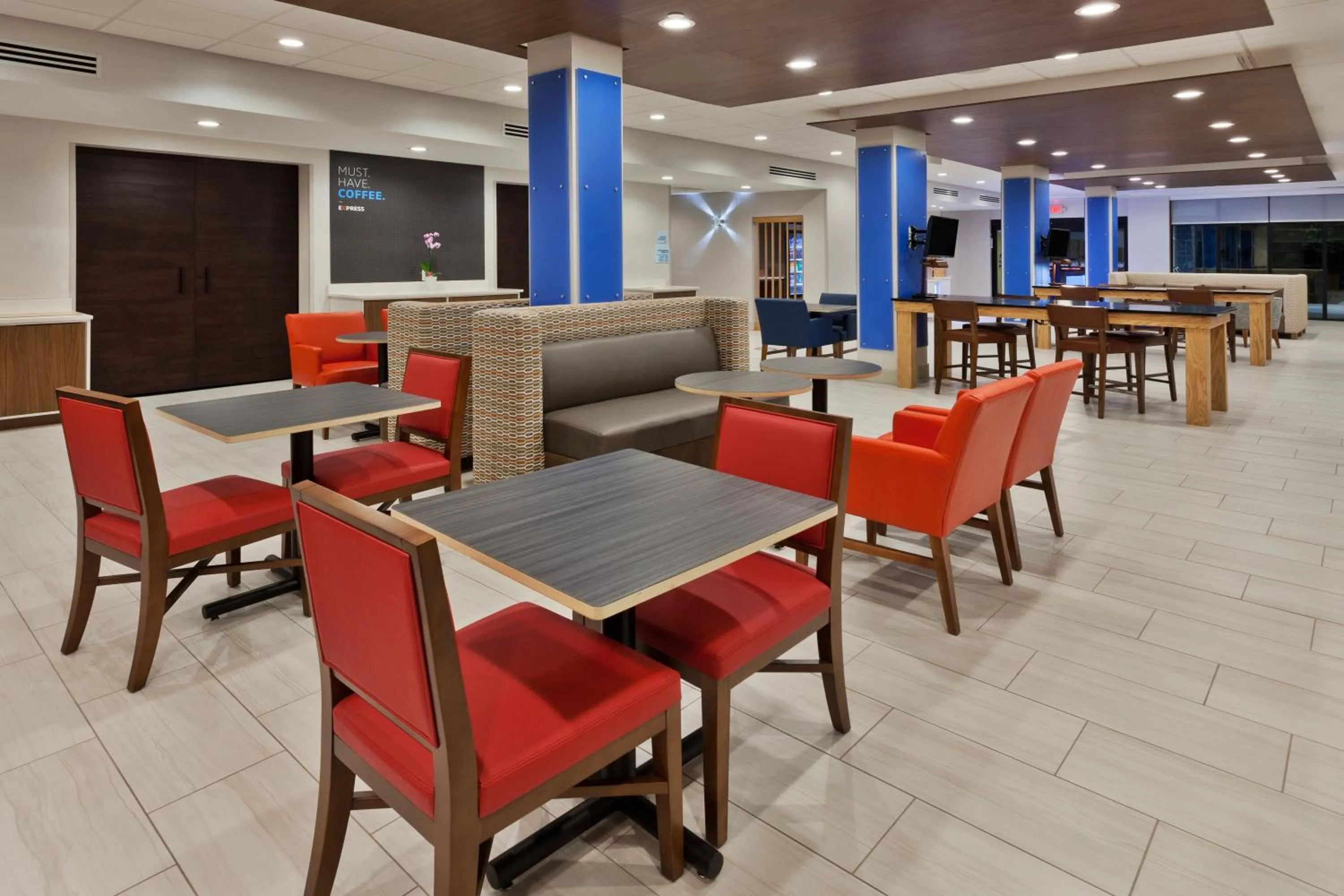 Breakfast in Holiday Inn Express & Suites - Fayetteville by IHG