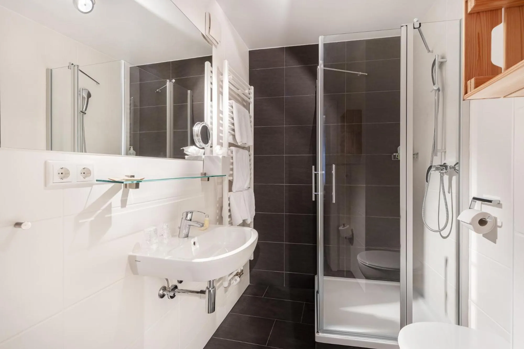 Bathroom in Schieners Hotel & Apfelhof Apartments