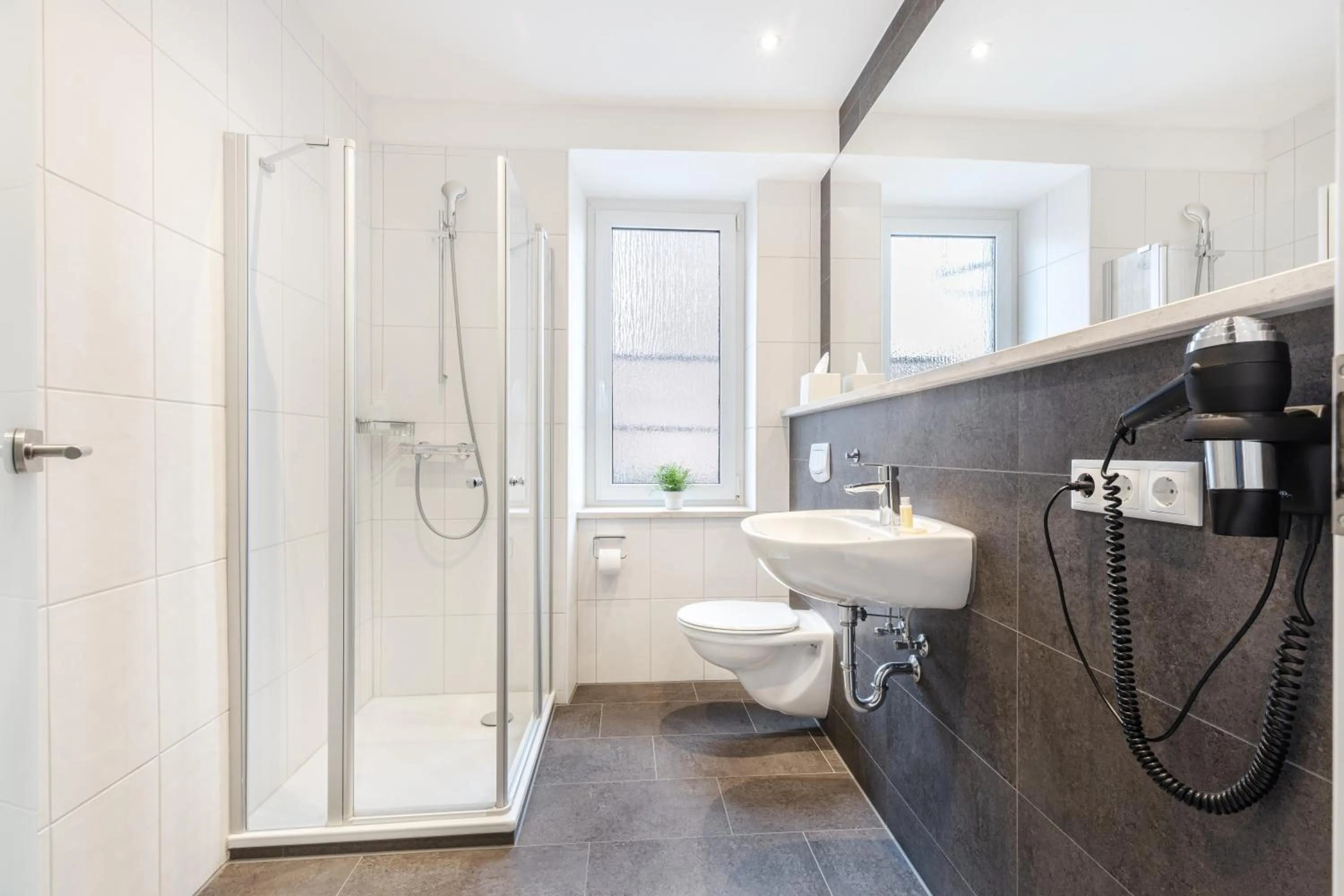 Bathroom in Schieners Hotel & Apfelhof Apartments