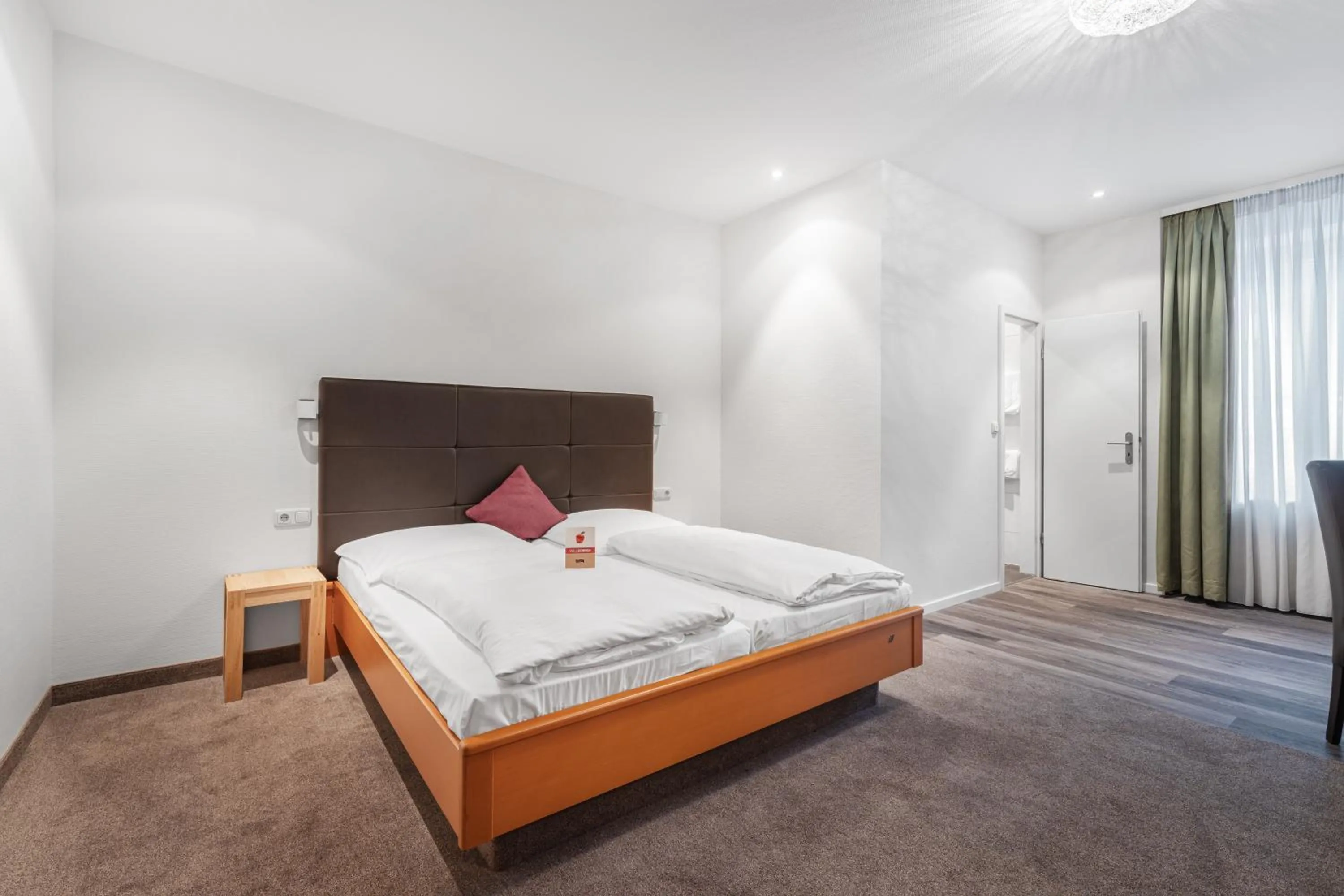 Bed in Schieners Hotel & Apfelhof Apartments