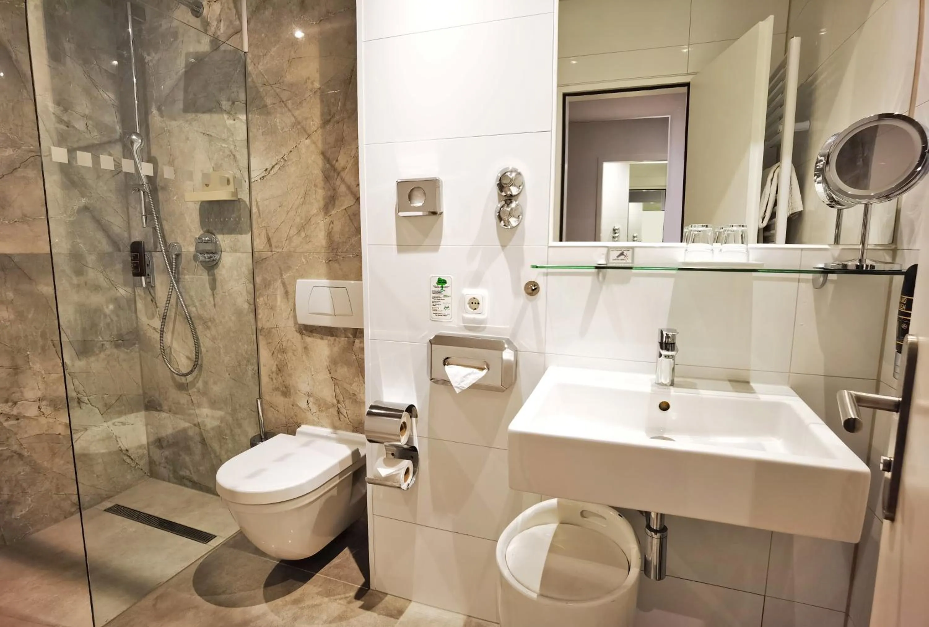 Shower in Arthotel Munich