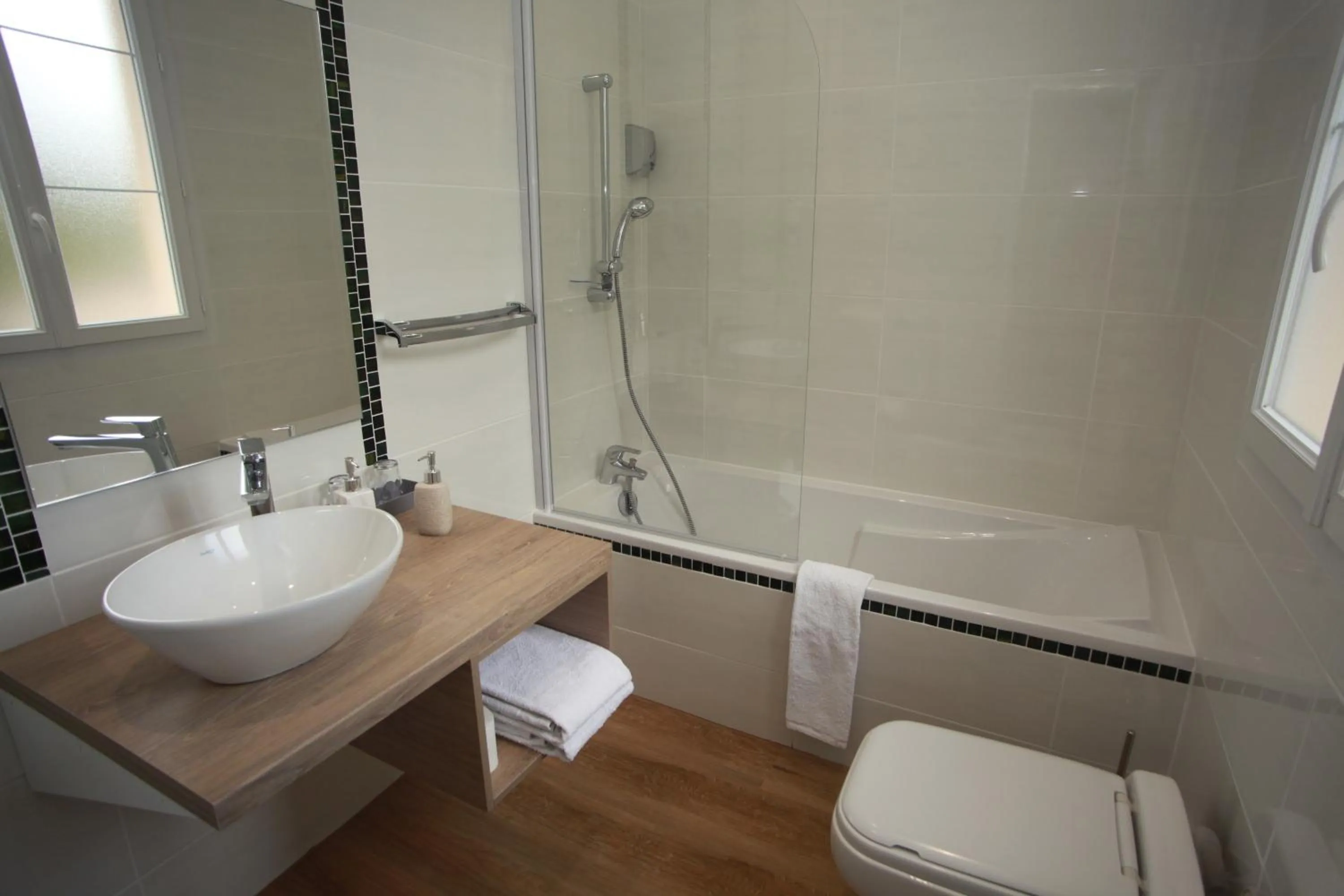 Bathroom in Hôtel - Restaurant des Voyageurs