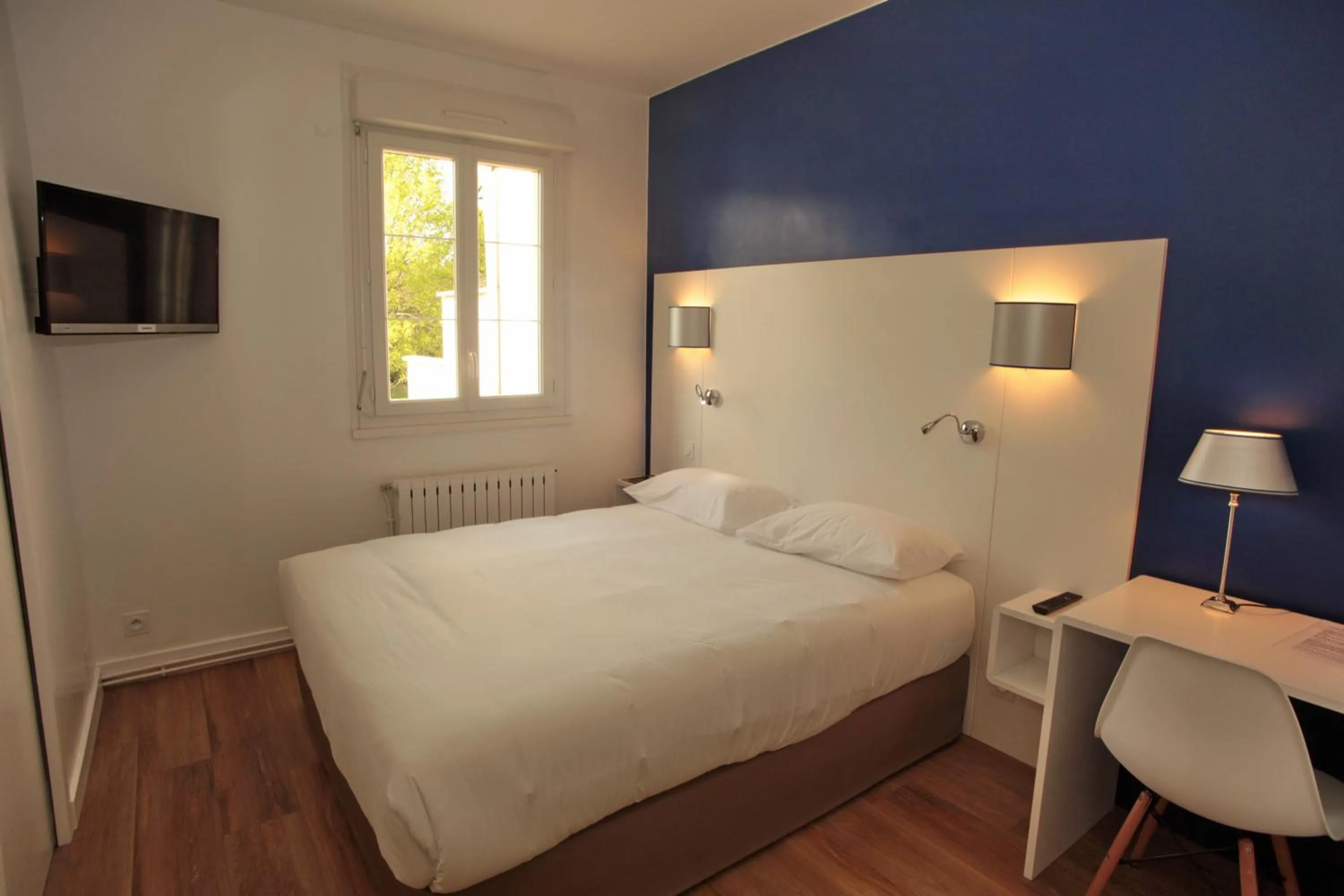 Bedroom in Hôtel - Restaurant des Voyageurs