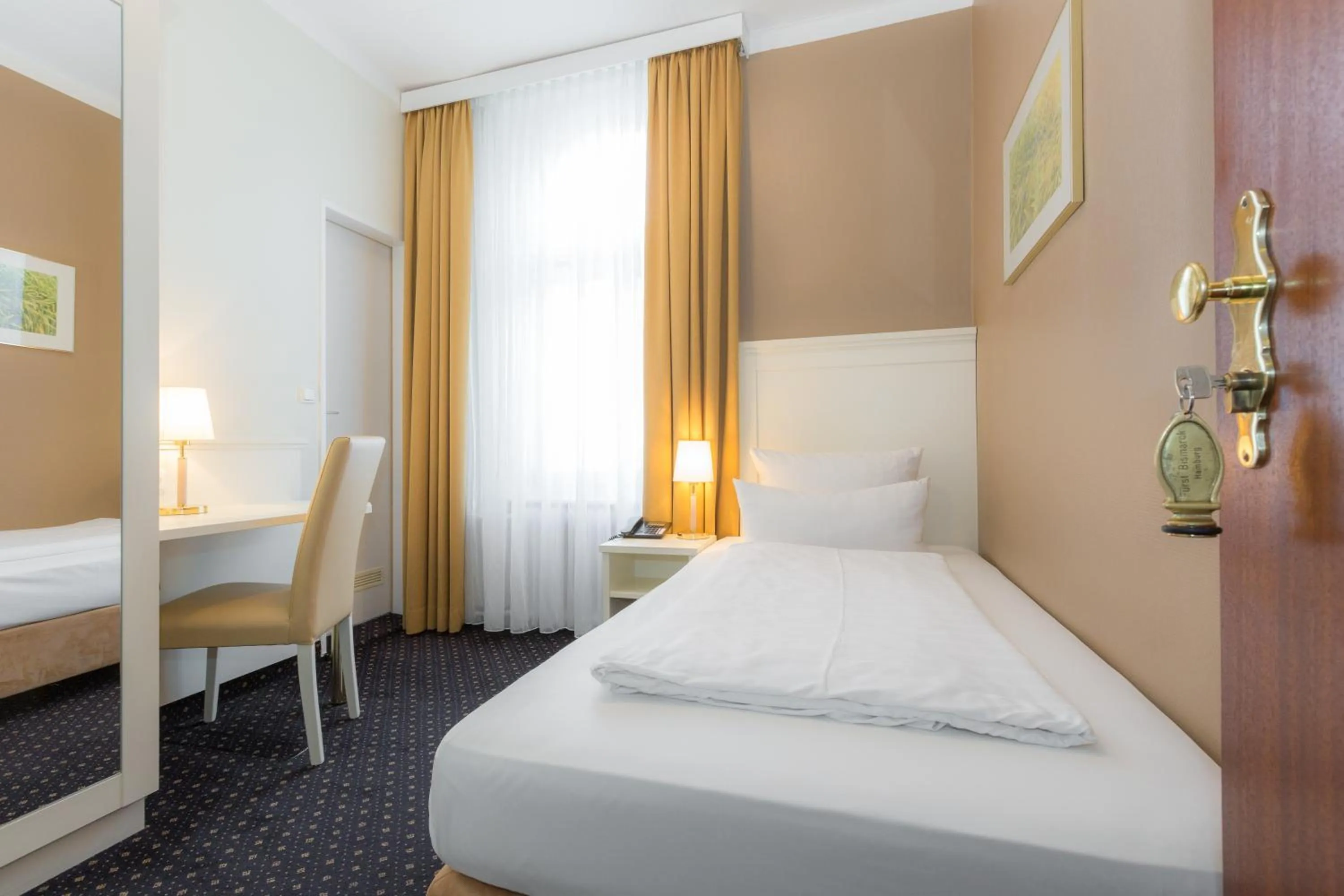 Photo of the whole room, Bed in Hotel Fürst Bismarck