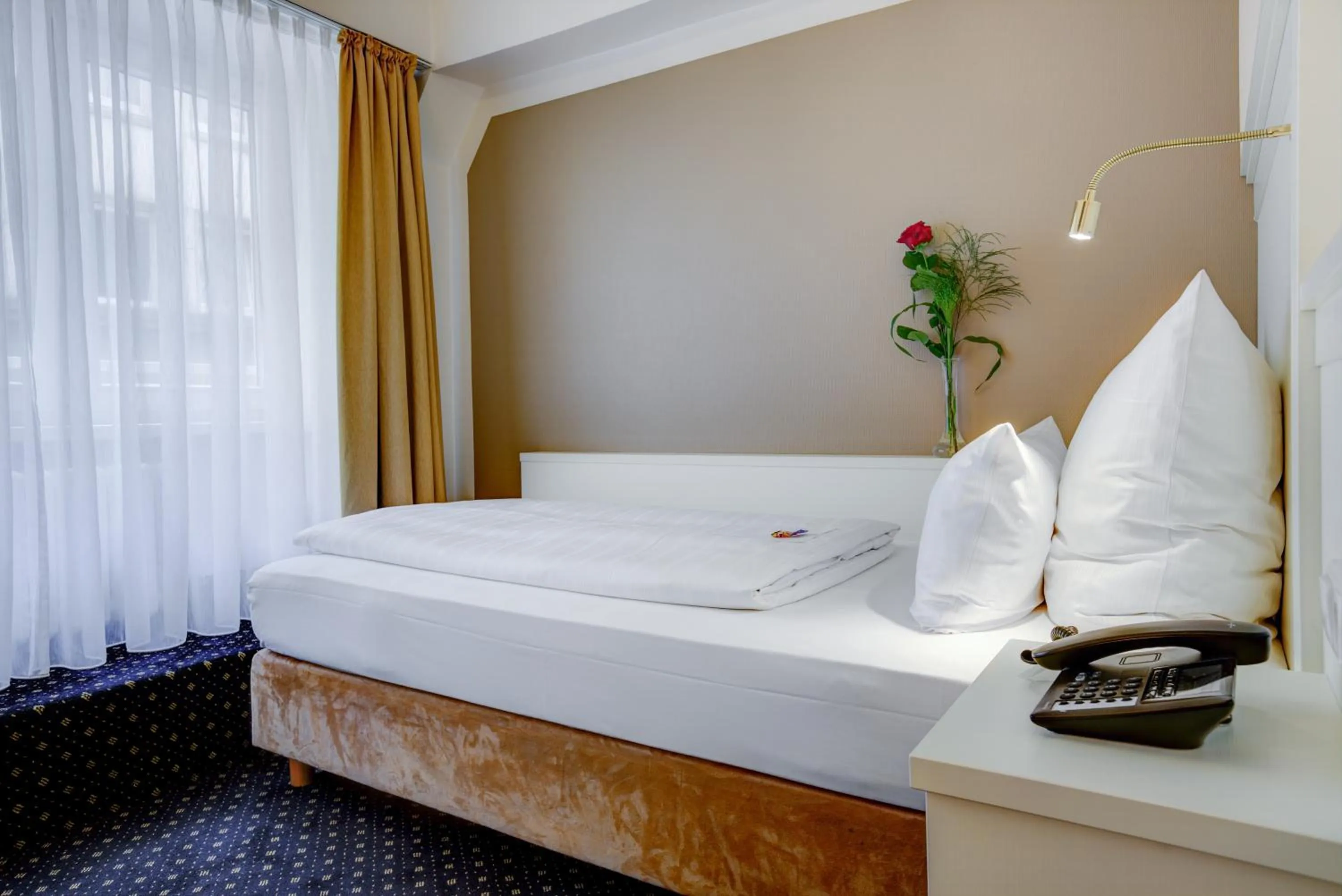 Photo of the whole room, Bed in Hotel Fürst Bismarck