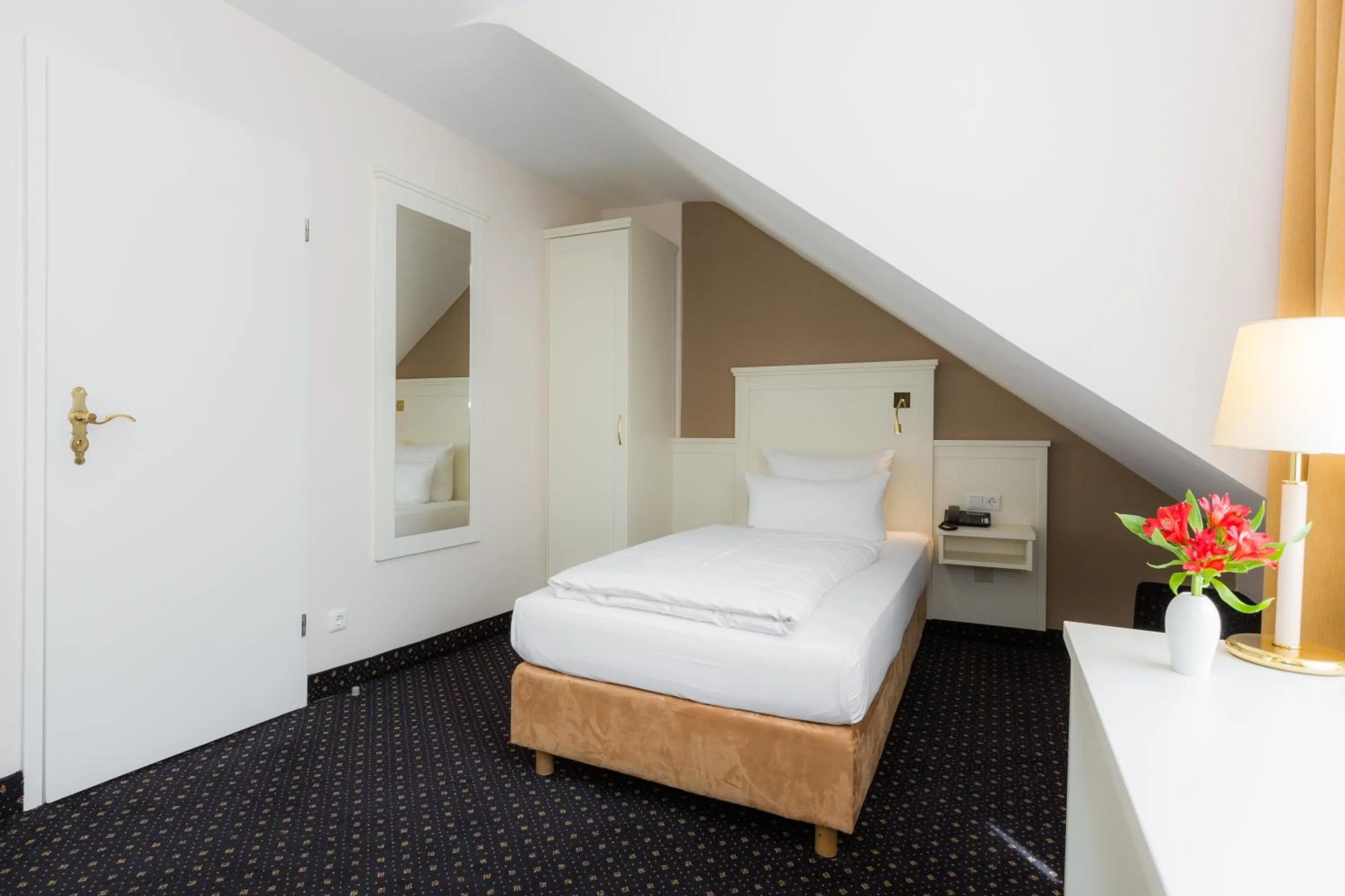 Toilet, Bed in Hotel Fürst Bismarck