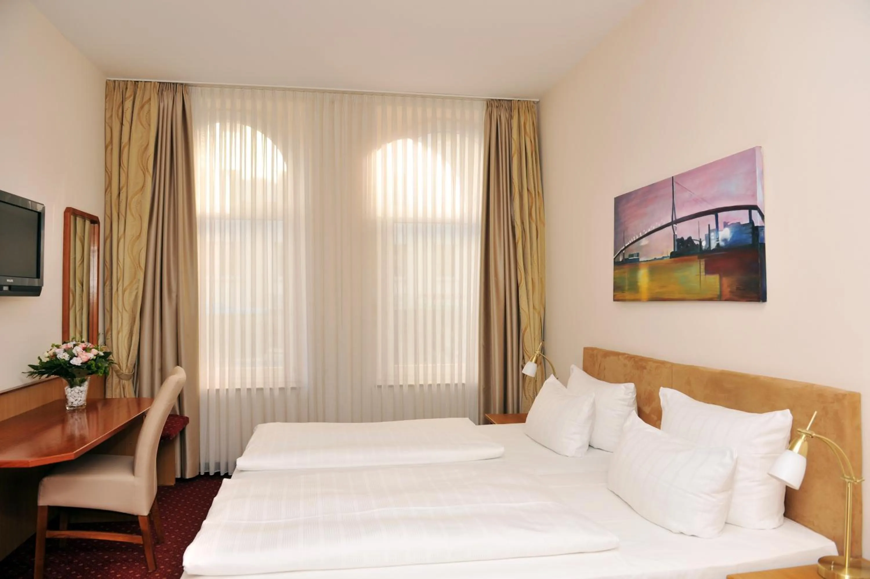 Photo of the whole room, Bed in Hotel Fürst Bismarck