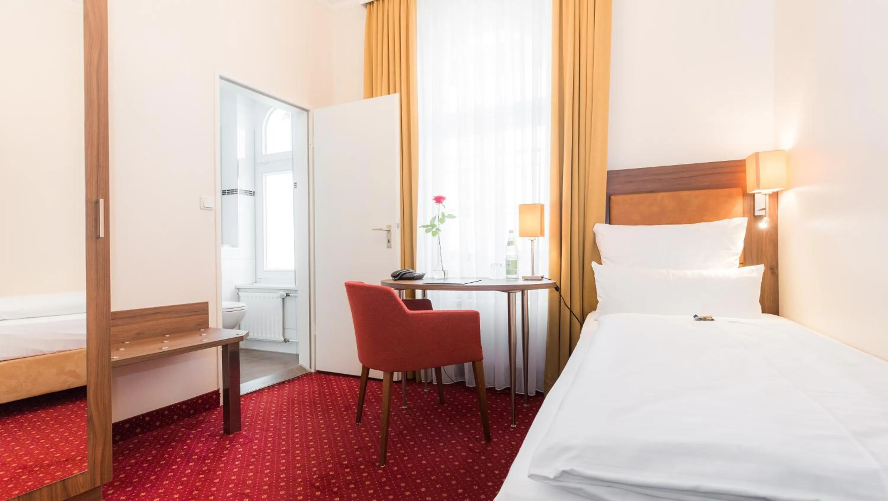 Photo of the whole room, Bed in Hotel Fürst Bismarck