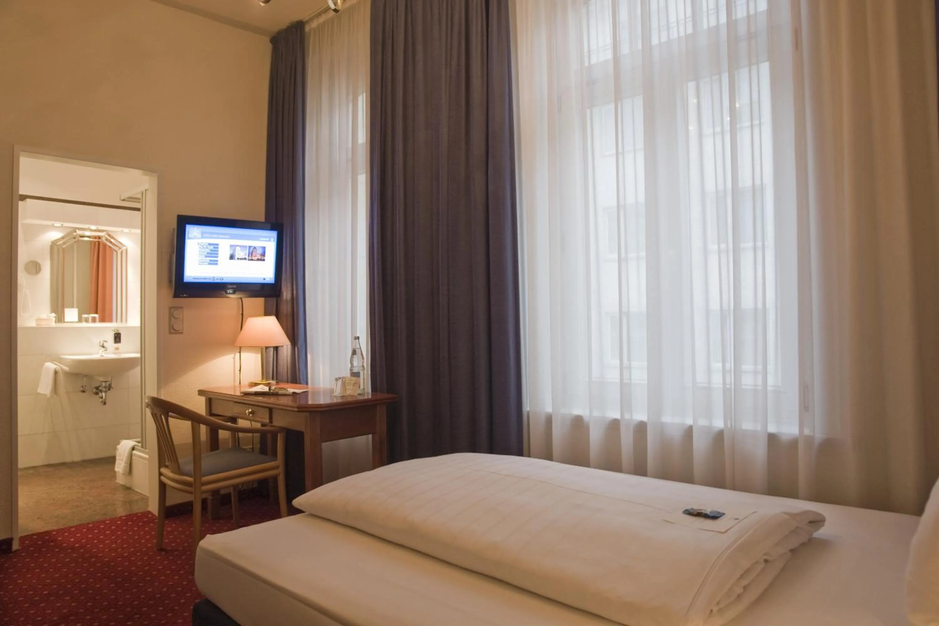 Photo of the whole room, Bed in Hotel Fürst Bismarck