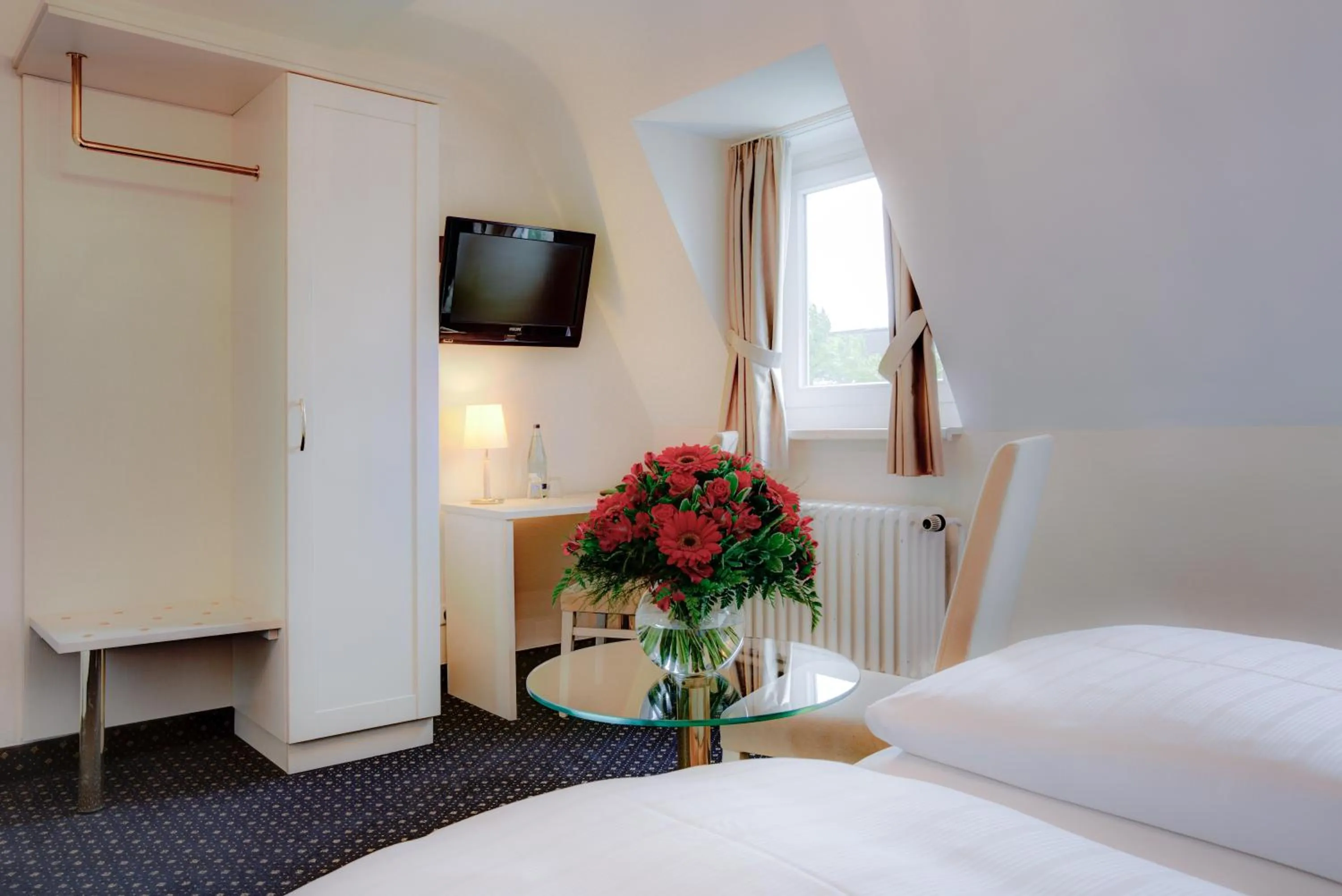 Photo of the whole room, Bed in Hotel Fürst Bismarck