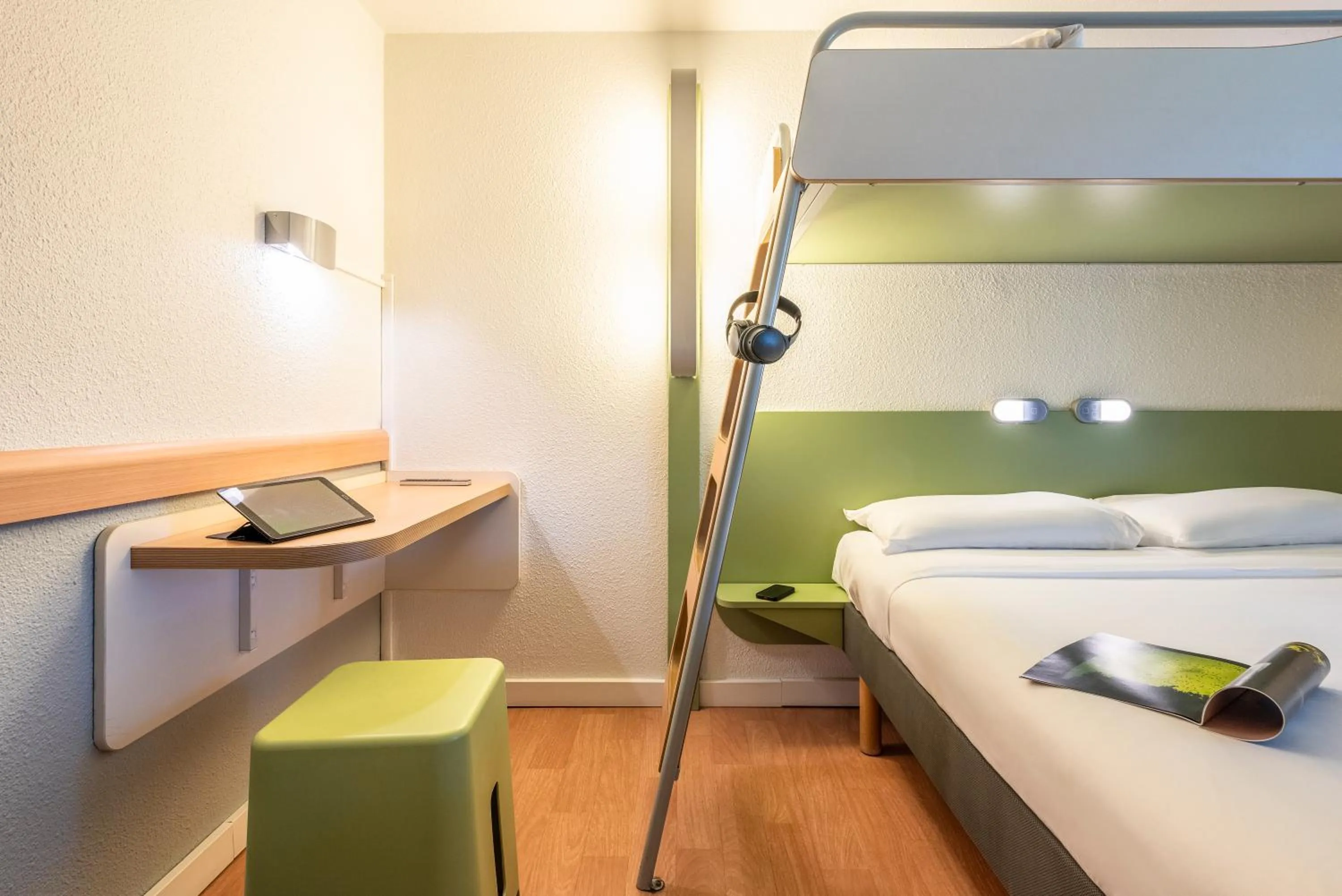 Photo of the whole room, Bed in Ibis Budget Villefranche