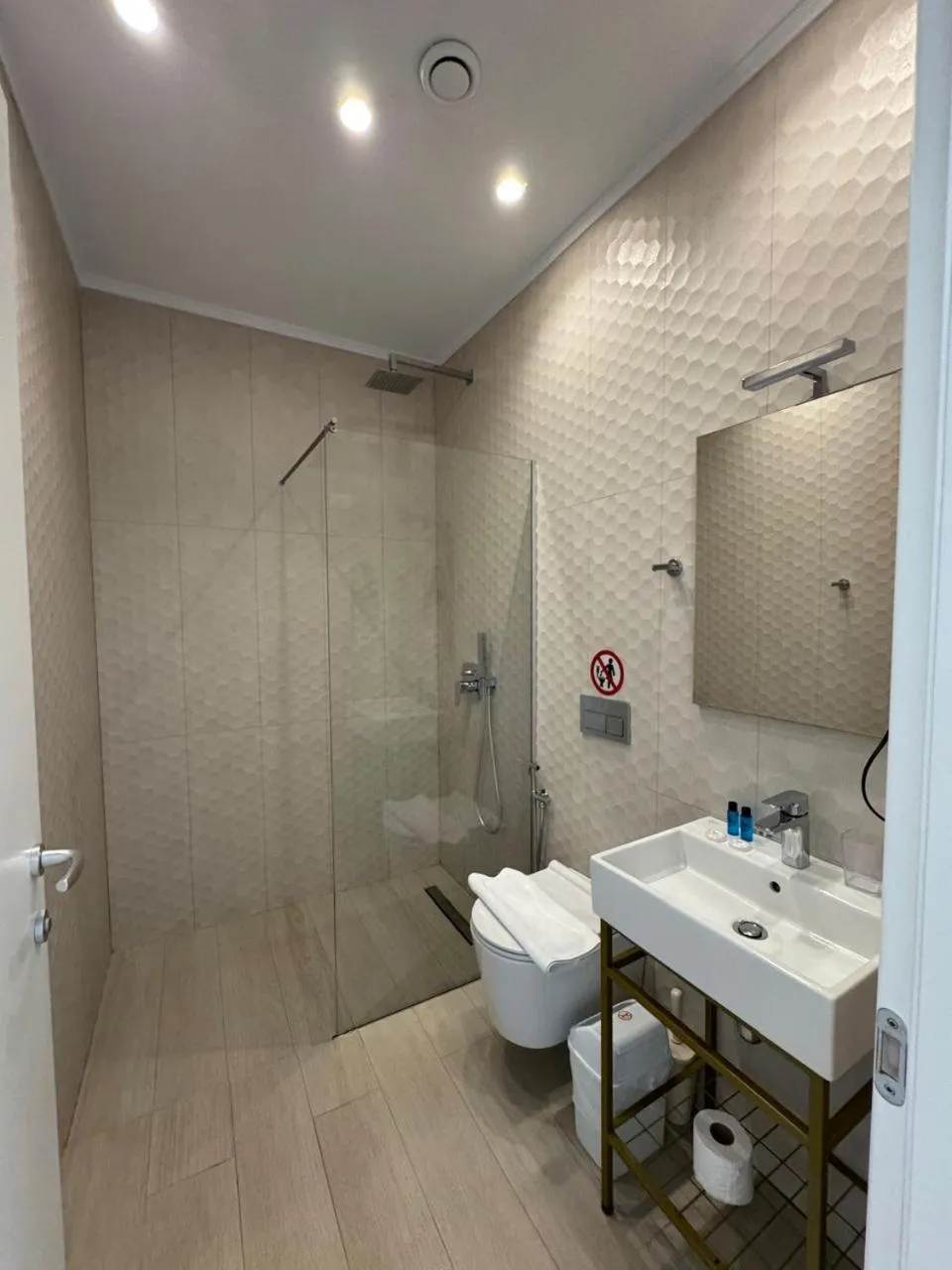 Shower in Otto Hotel