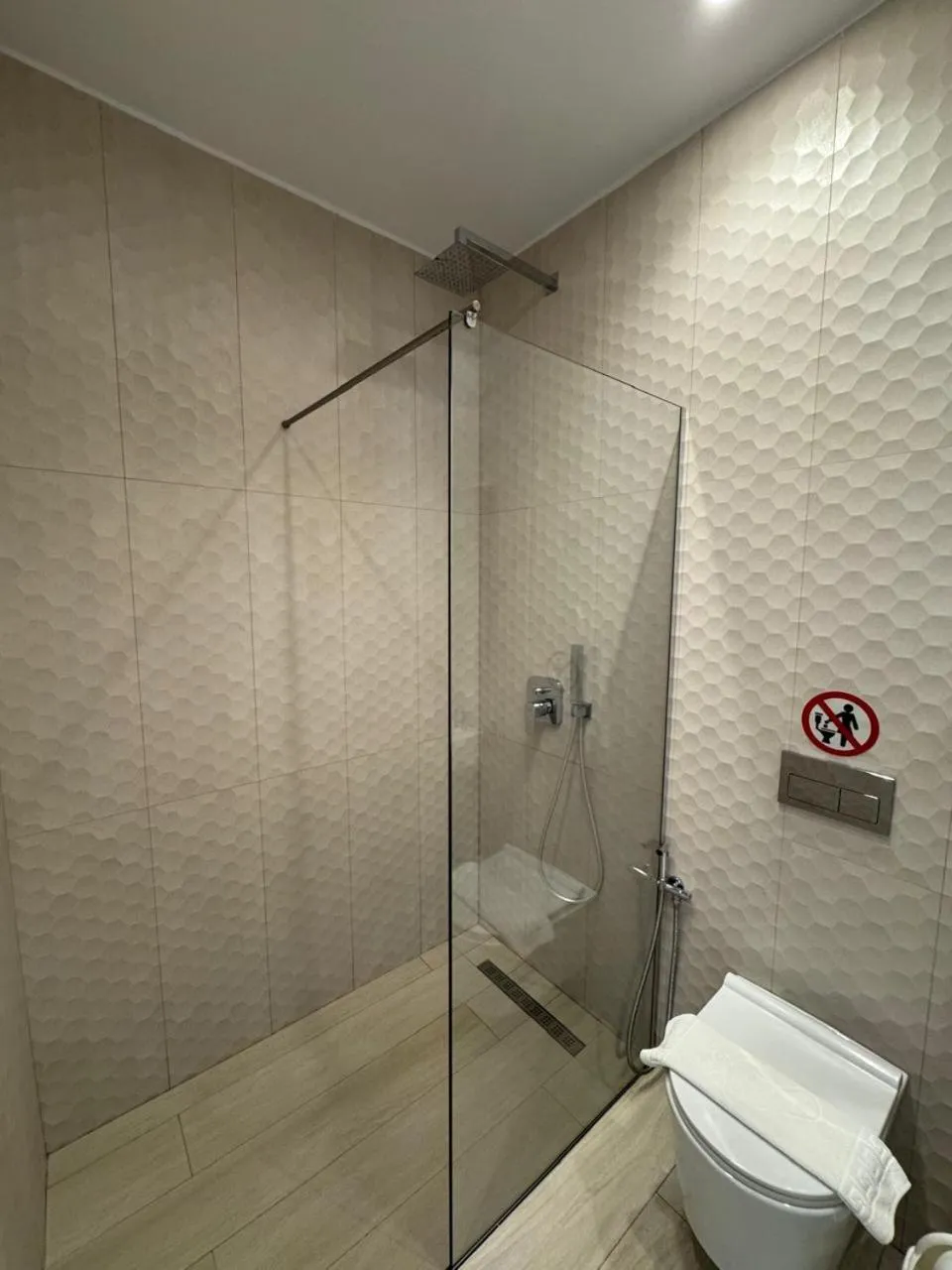 Shower in Otto Hotel