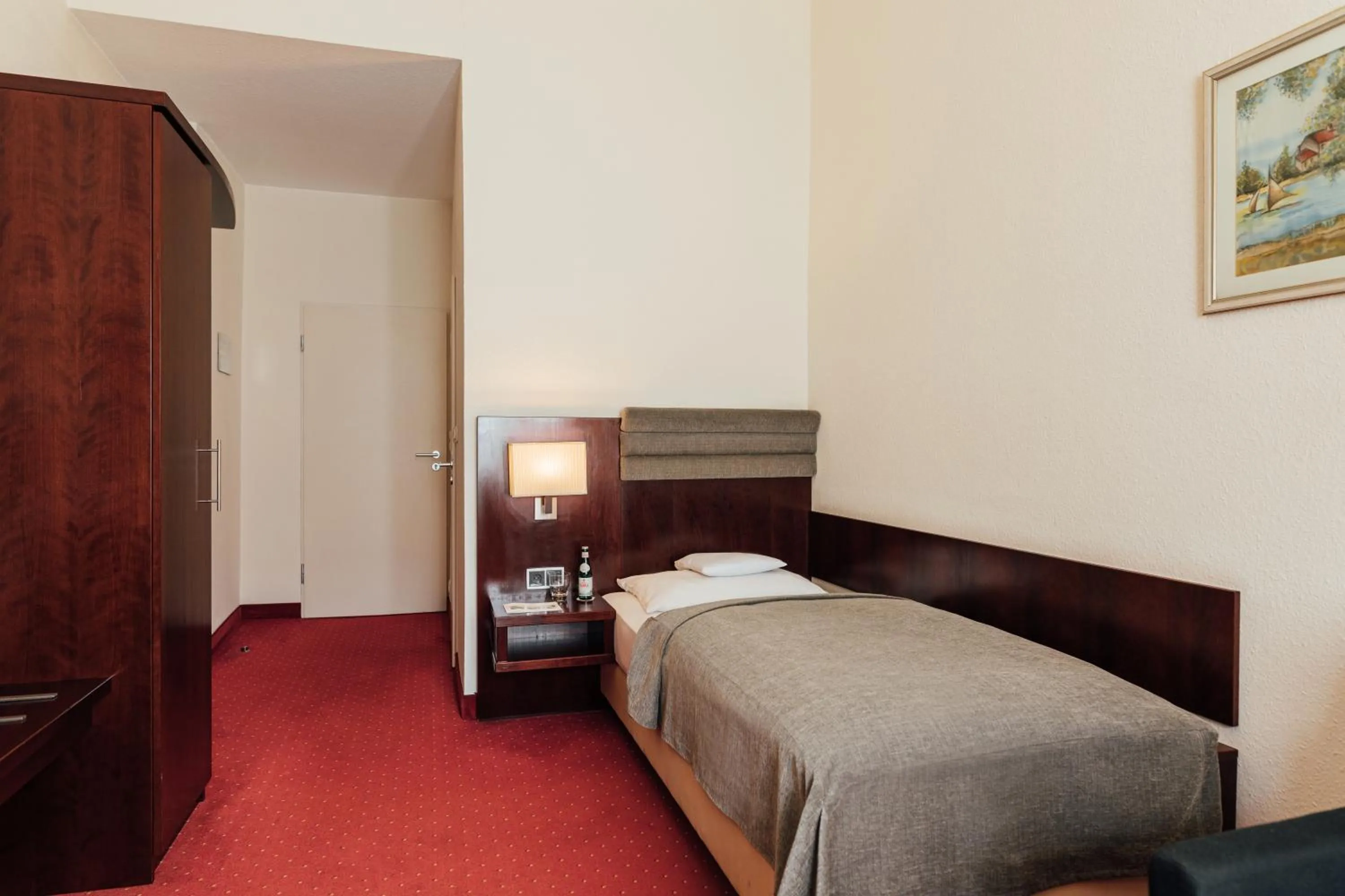 Photo of the whole room, Bed in Hotel de France Wiesbaden City