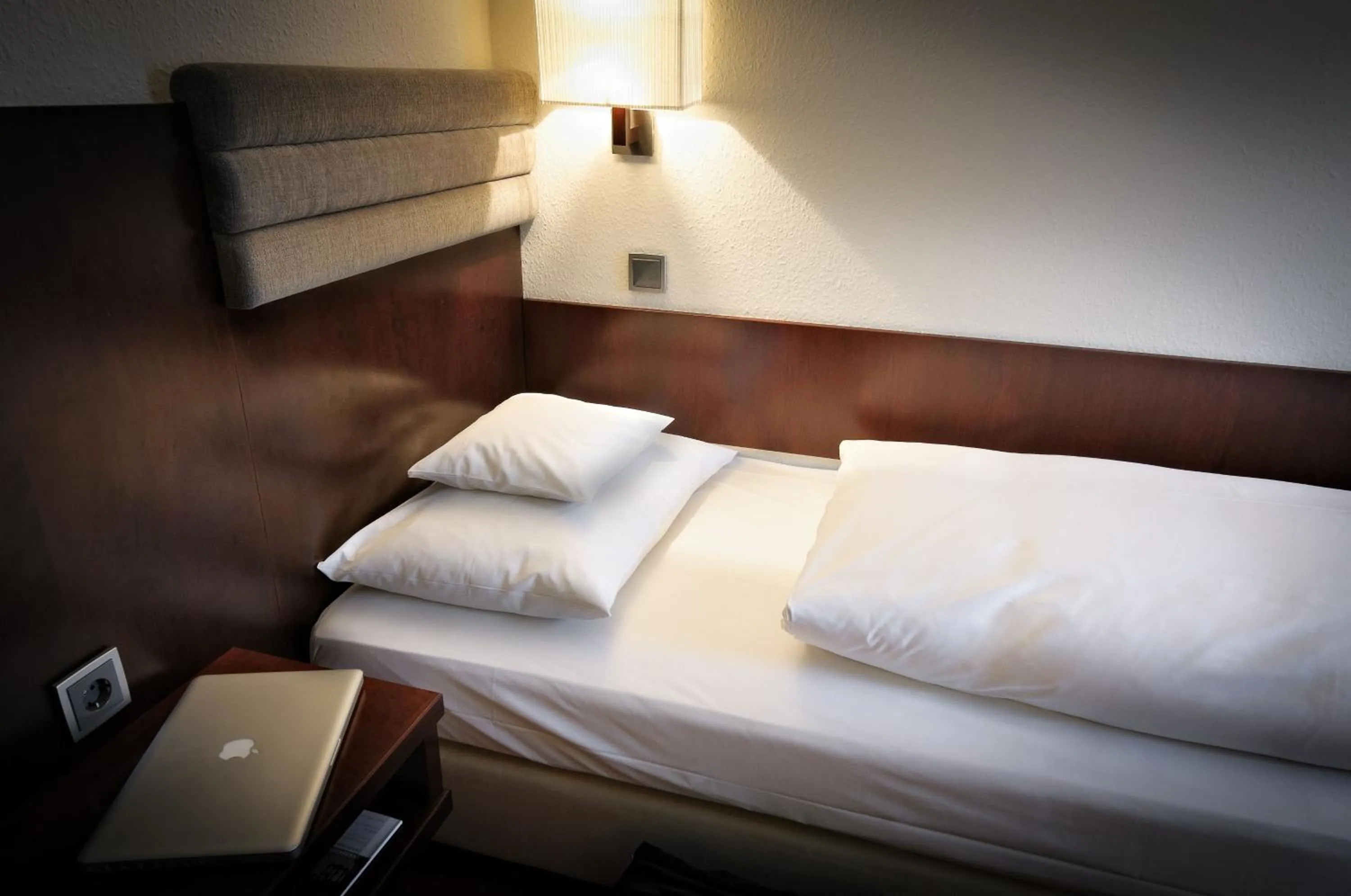 Bed in Hotel de France Wiesbaden City