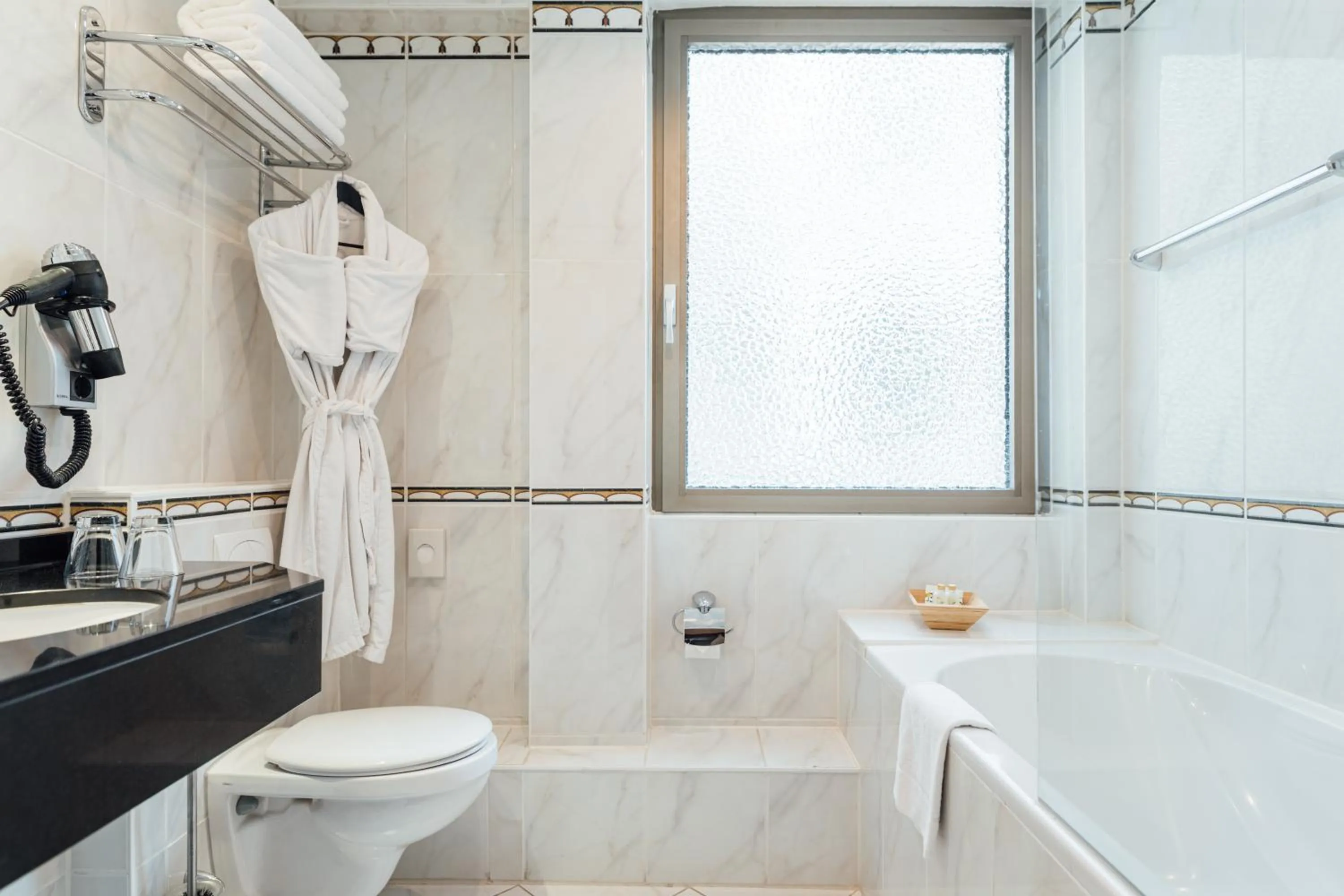 Bathroom in Hotel de France Wiesbaden City