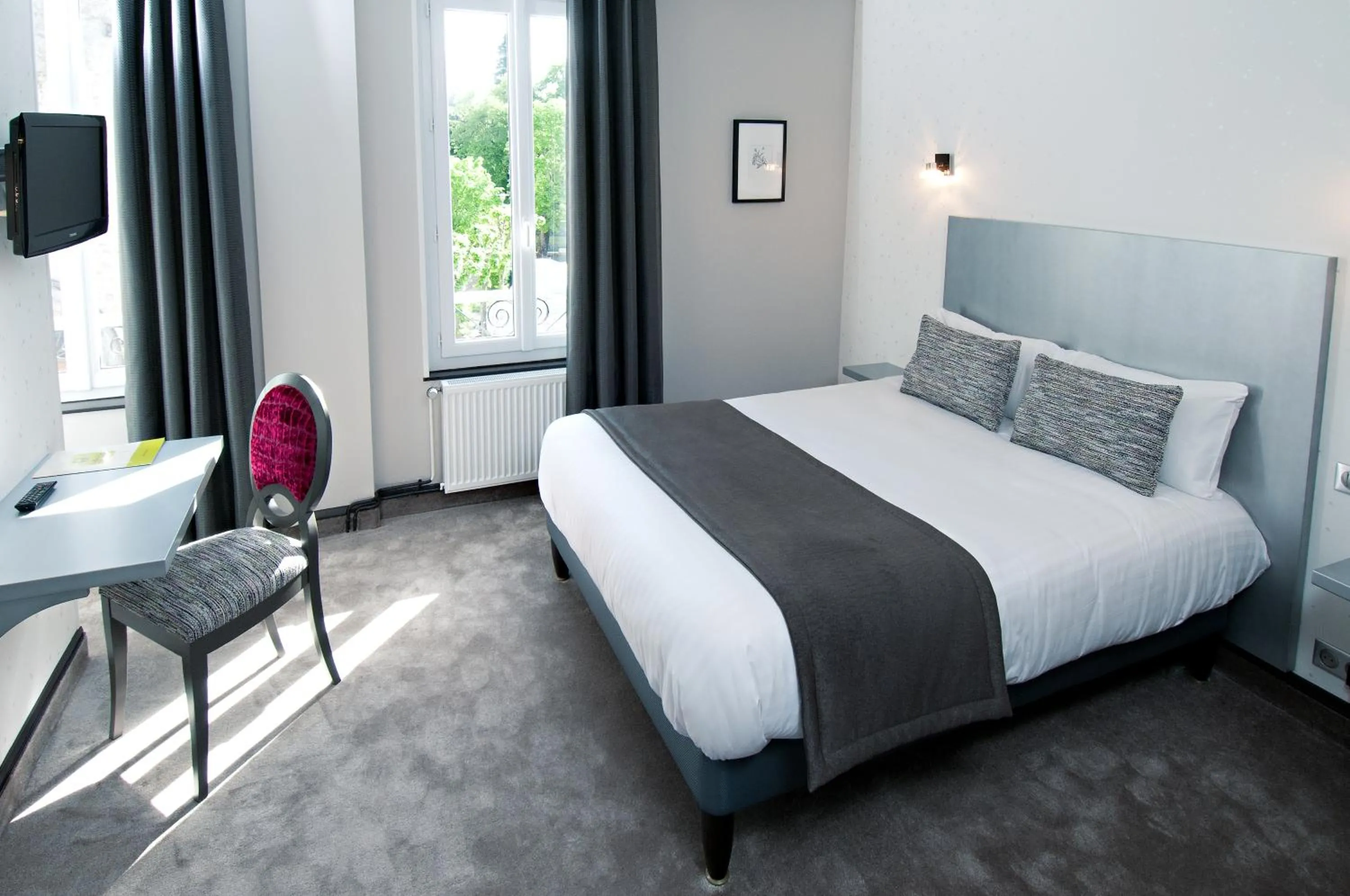 TV and multimedia in Logis Hotel Restaurant Nougier