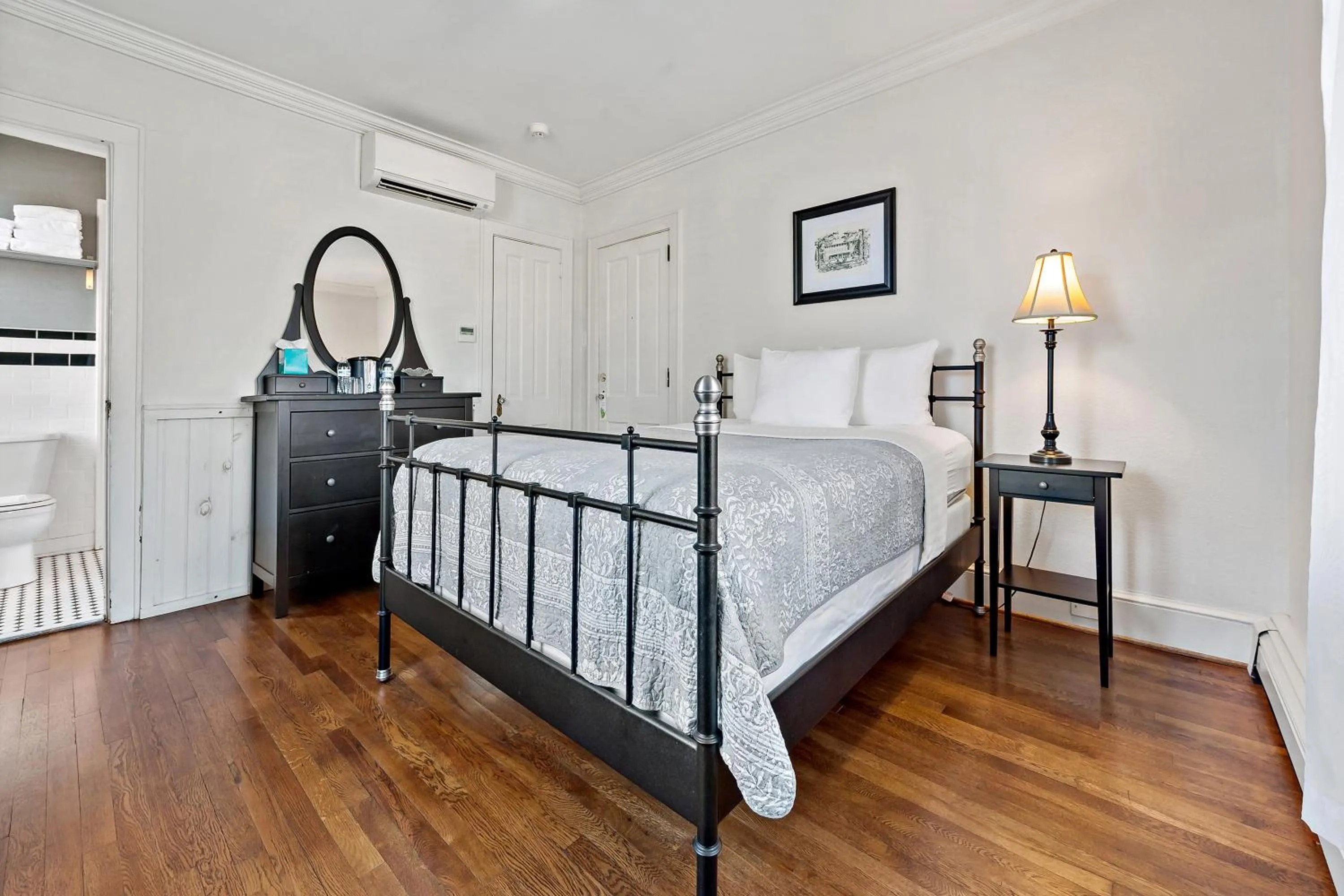 Photo of the whole room, Bed in The Monte Vista Hotel