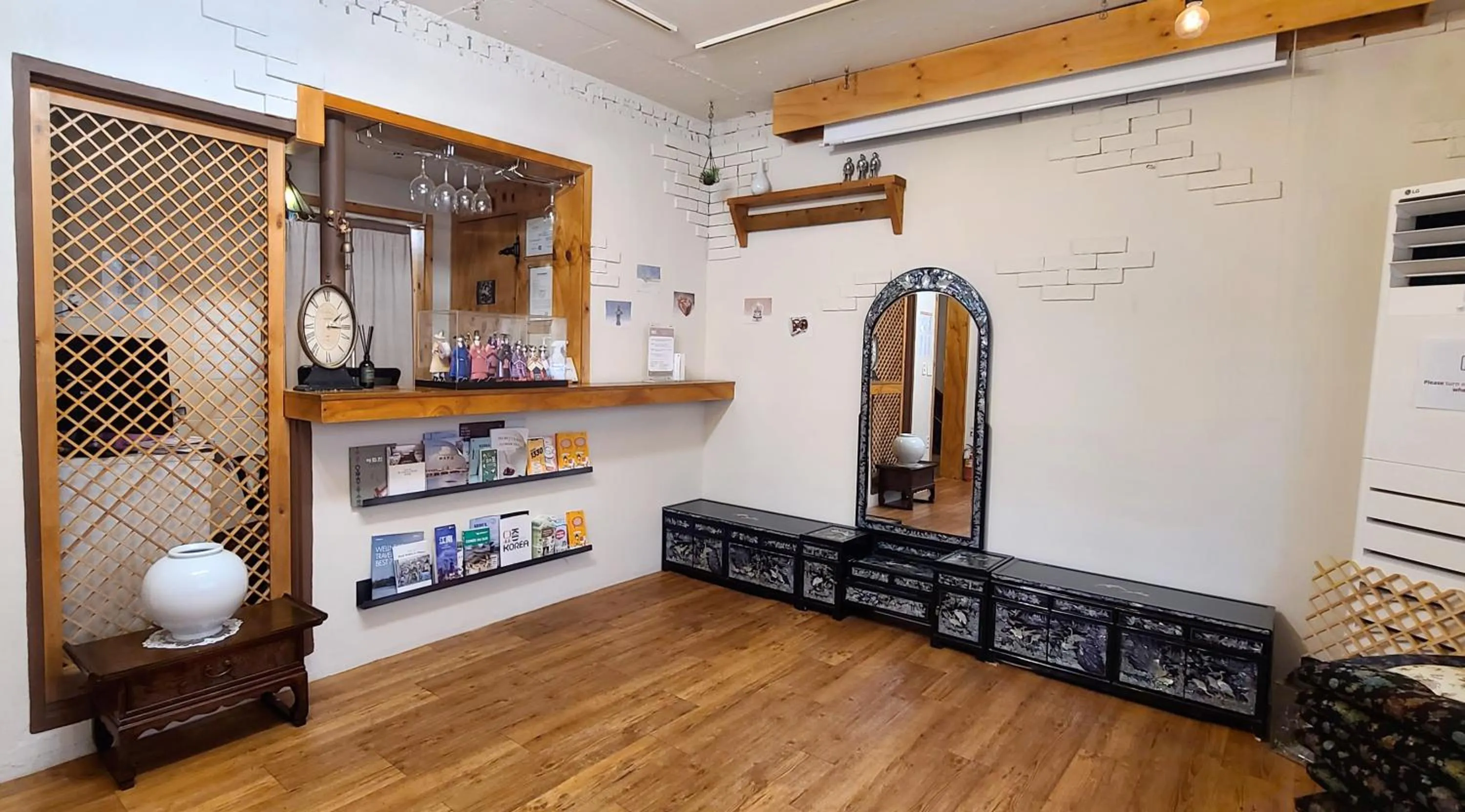 Communal lounge/ TV room in Batwo Stay - For foreigners only