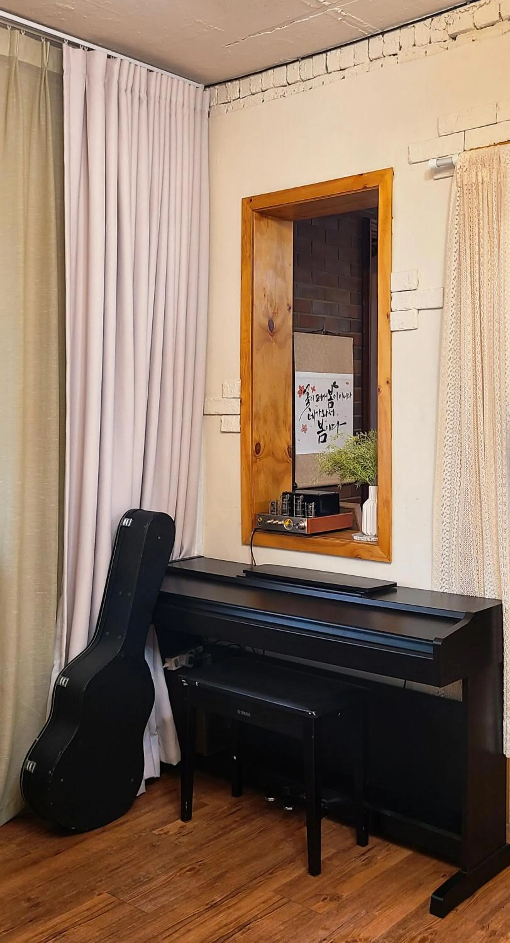 Communal lounge/ TV room in Batwo Stay - For foreigners only