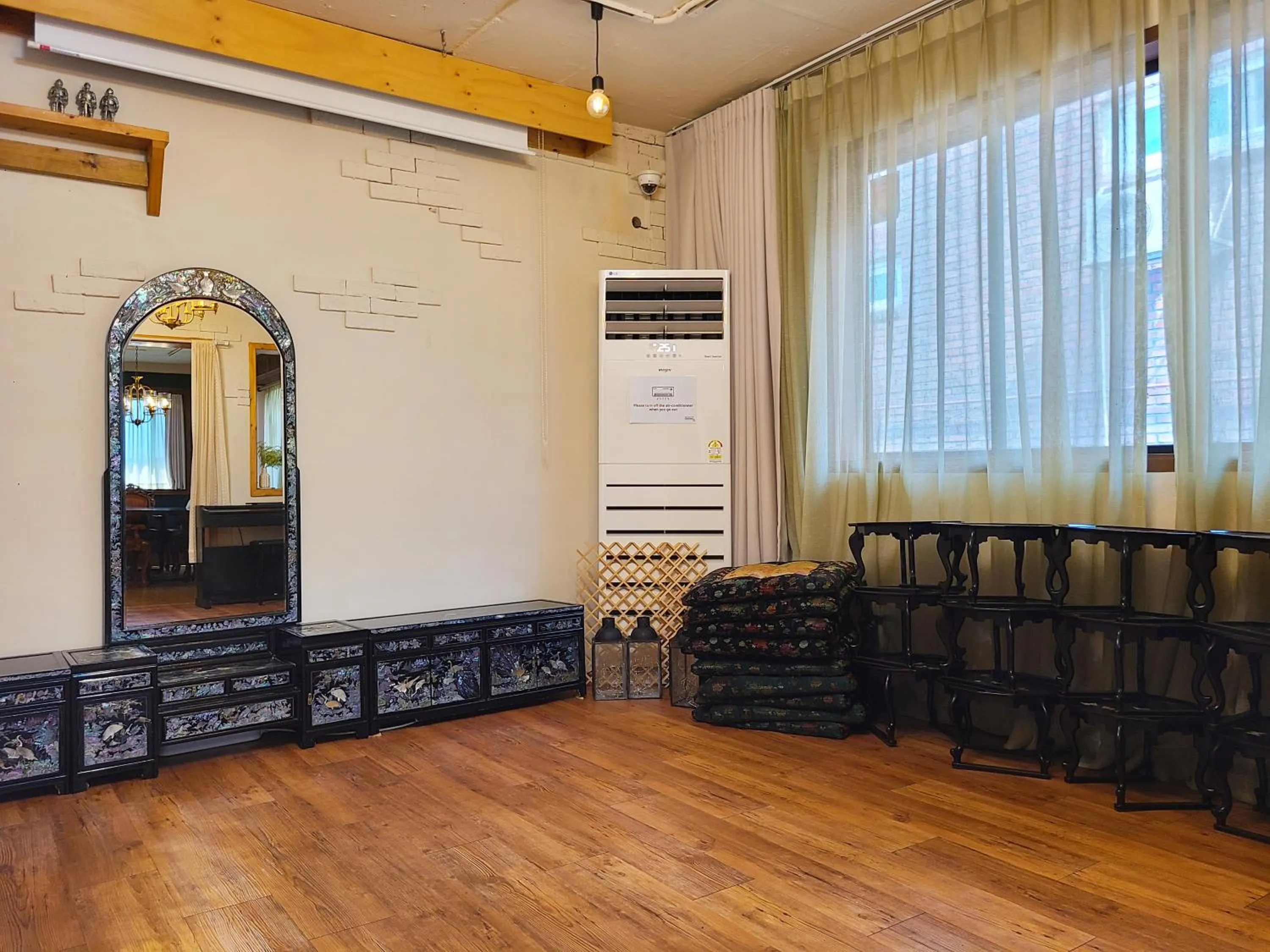 Communal lounge/ TV room in Batwo Stay - For foreigners only