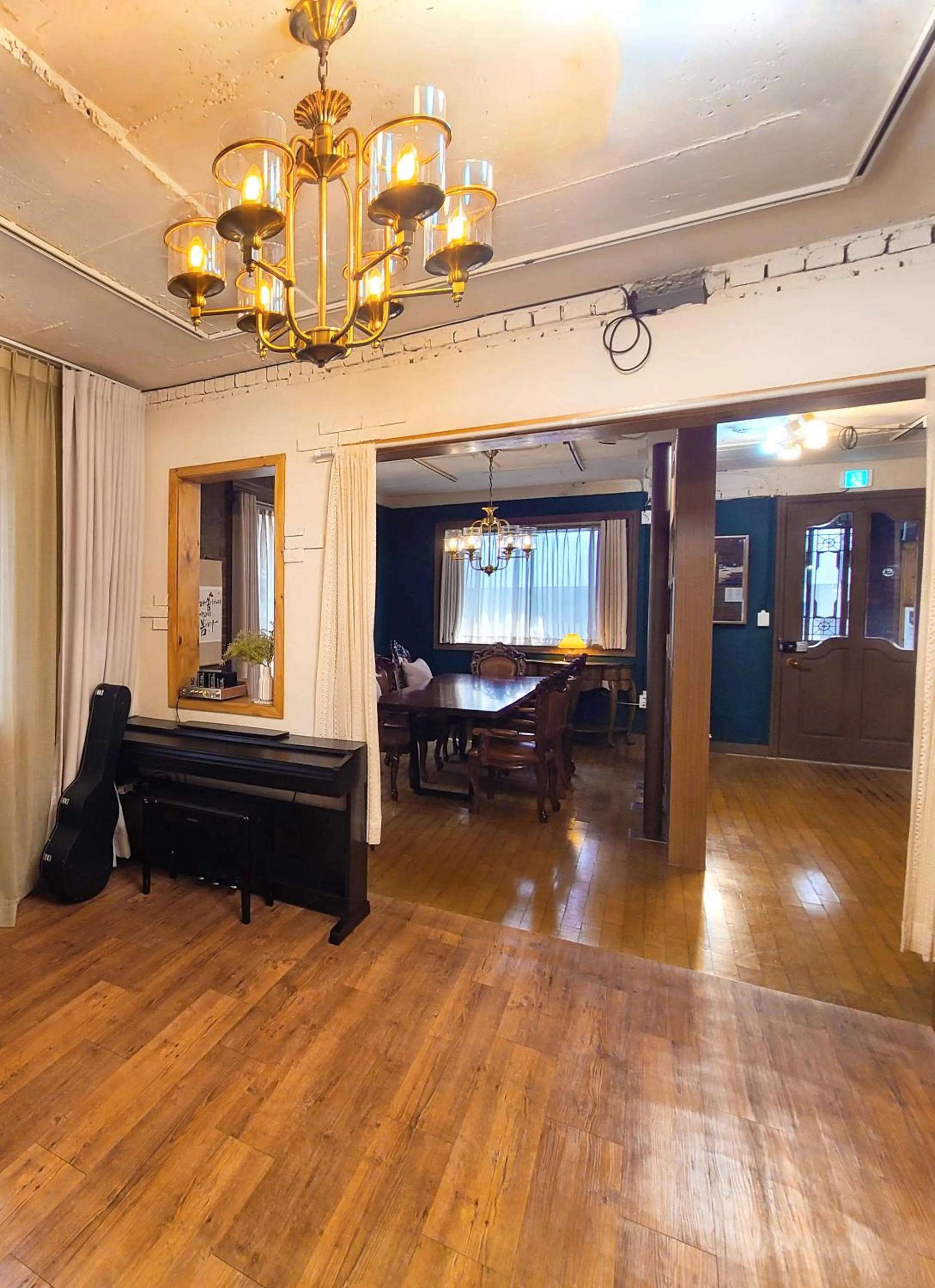 Communal lounge/ TV room in Batwo Stay - For foreigners only