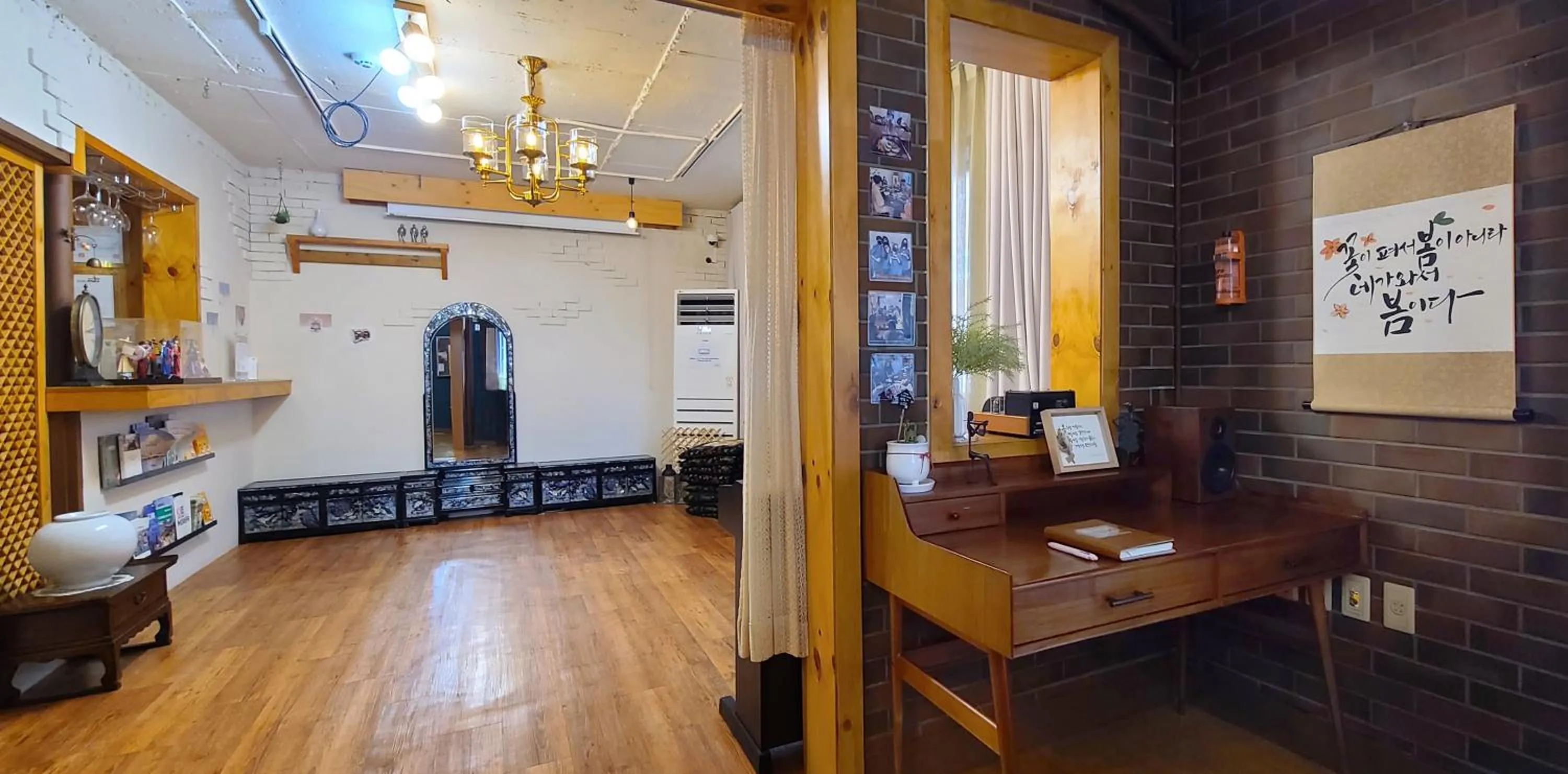 Communal lounge/ TV room in Batwo Stay - For foreigners only