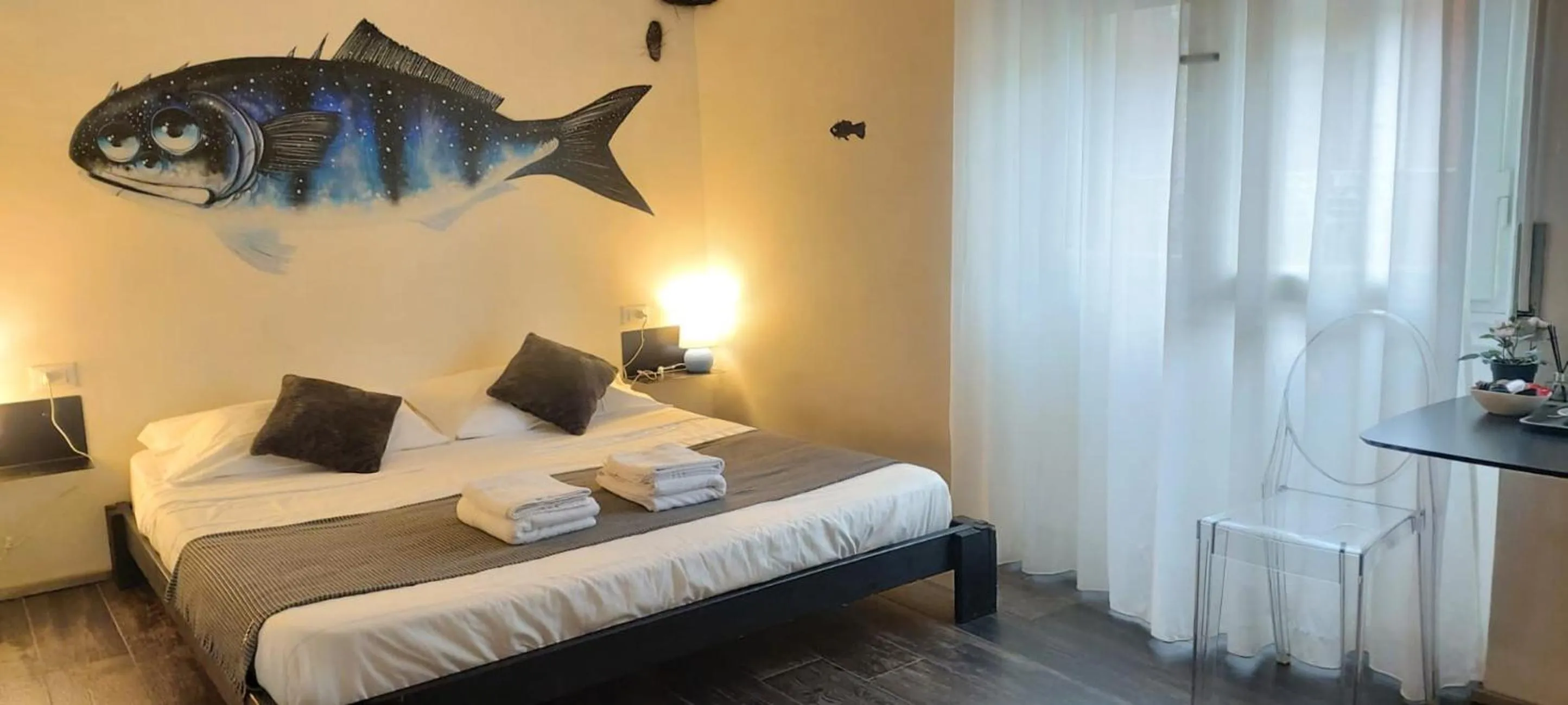 Bed in Street Art Inn Florence