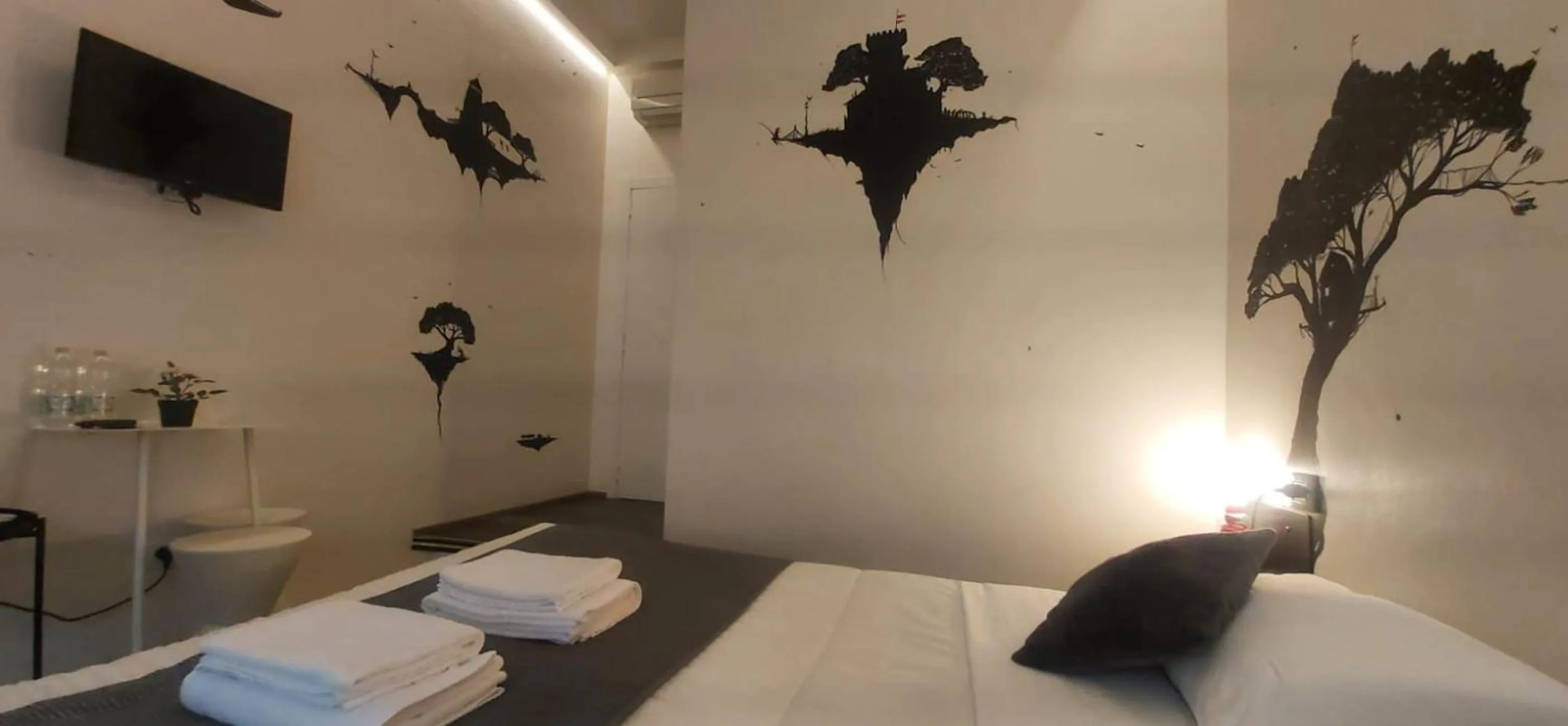 Bed in Street Art Inn Florence