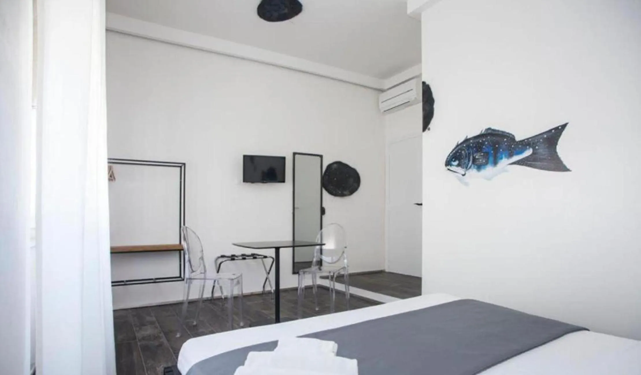 Bed in Street Art Inn Florence