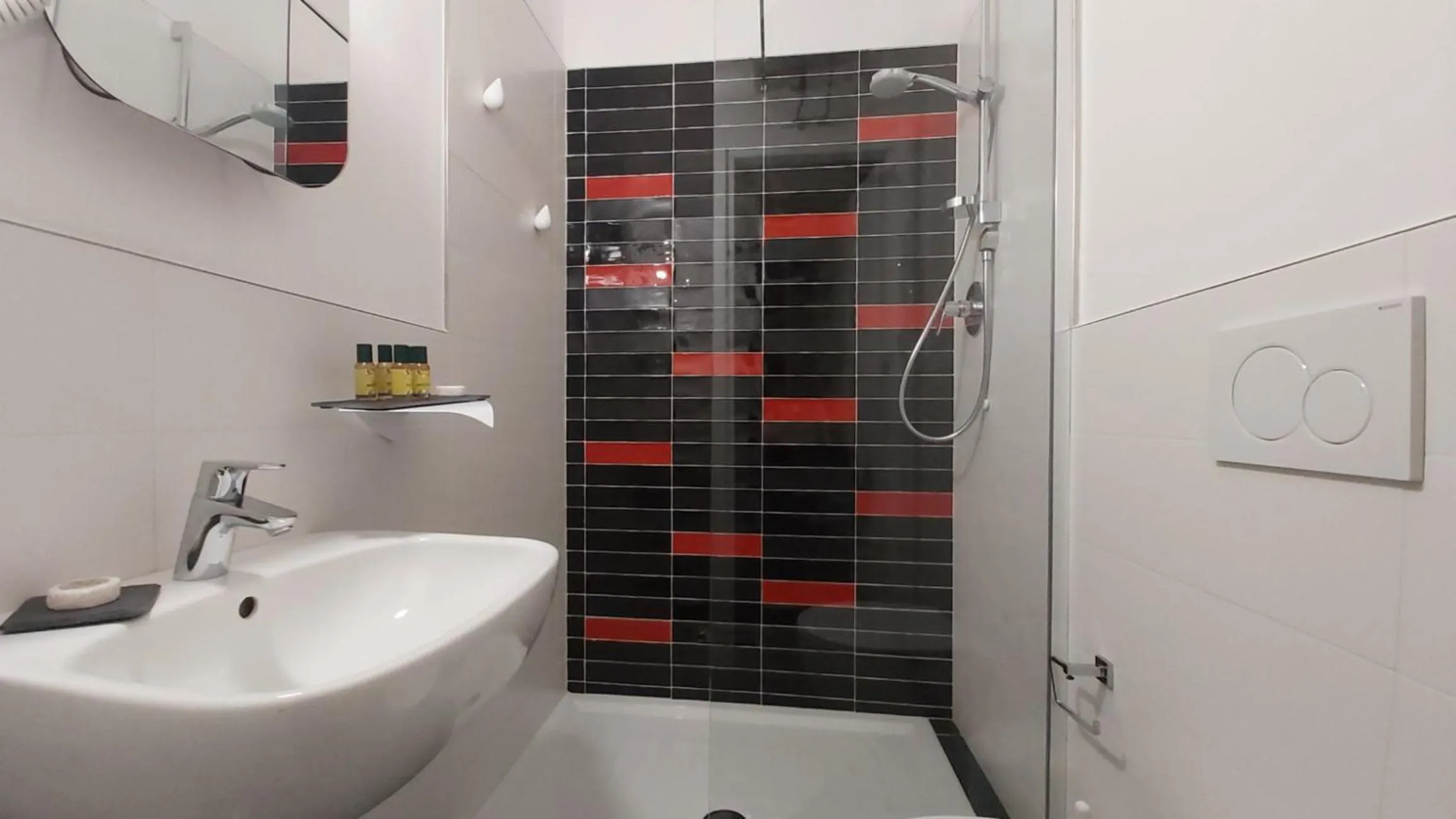 Shower in Street Art Inn Florence