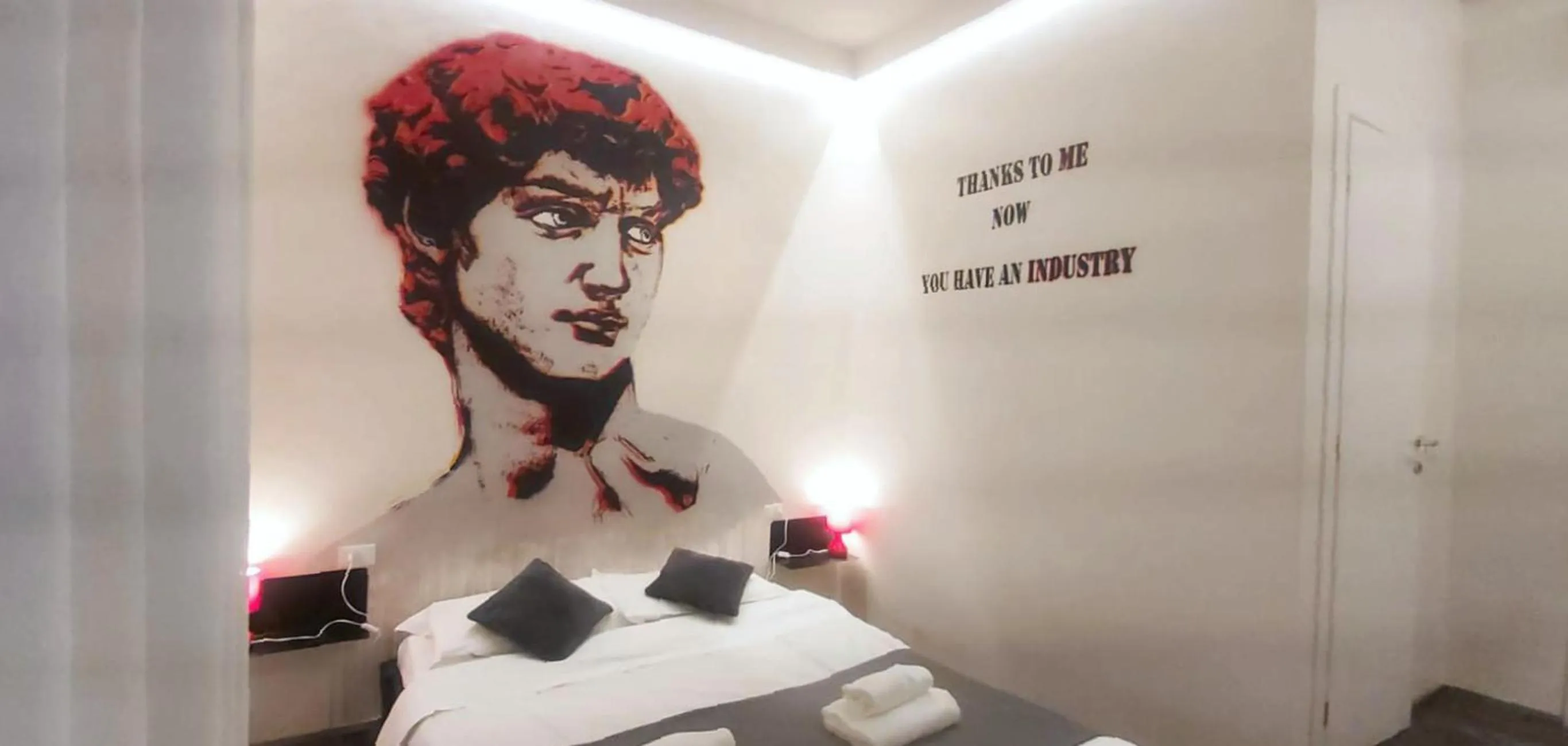 Bed in Street Art Inn Florence