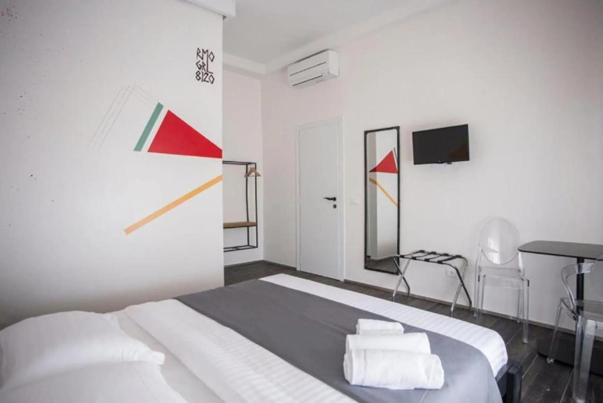 Bed in Street Art Inn Florence