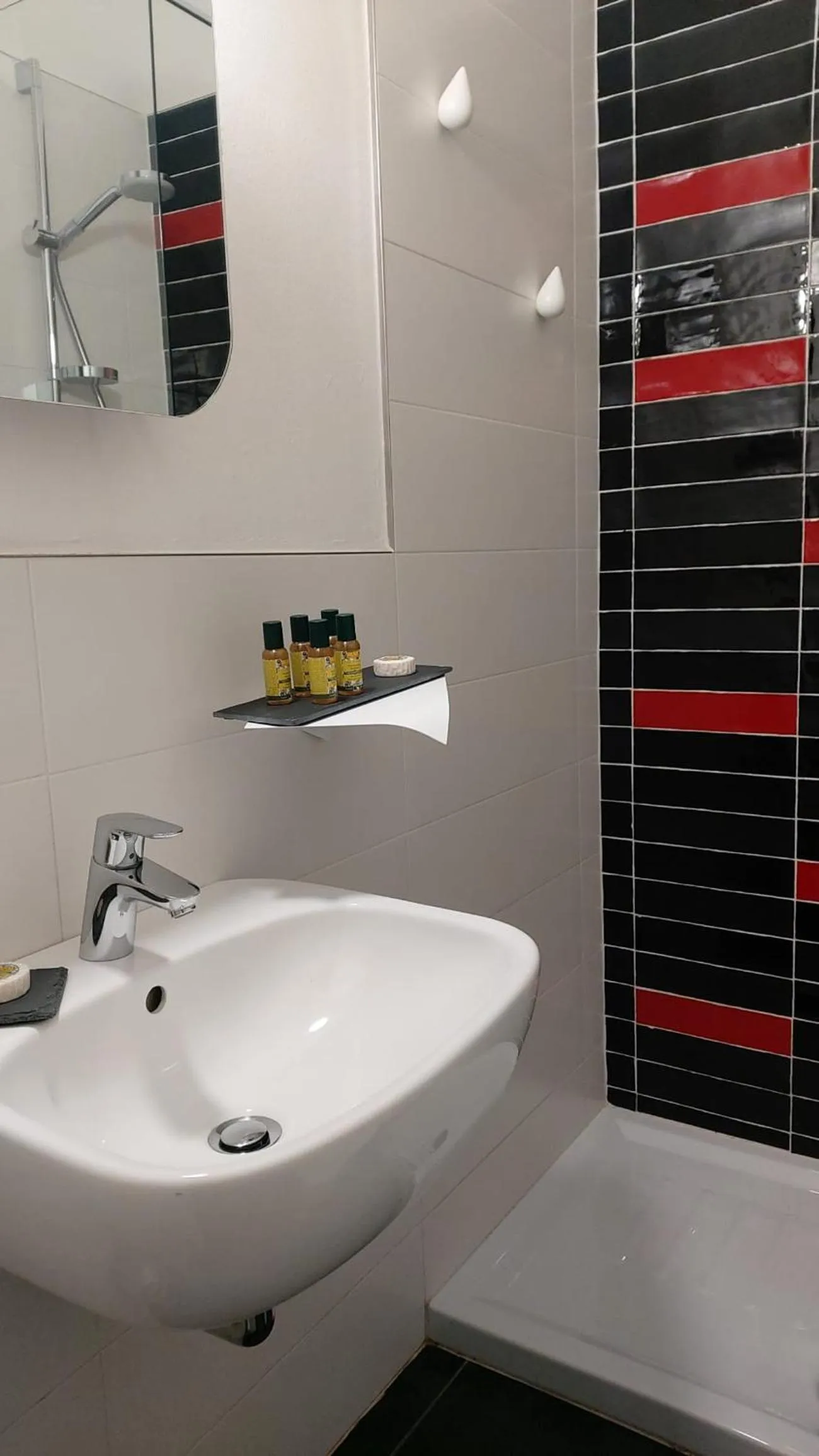 Shower in Street Art Inn Florence