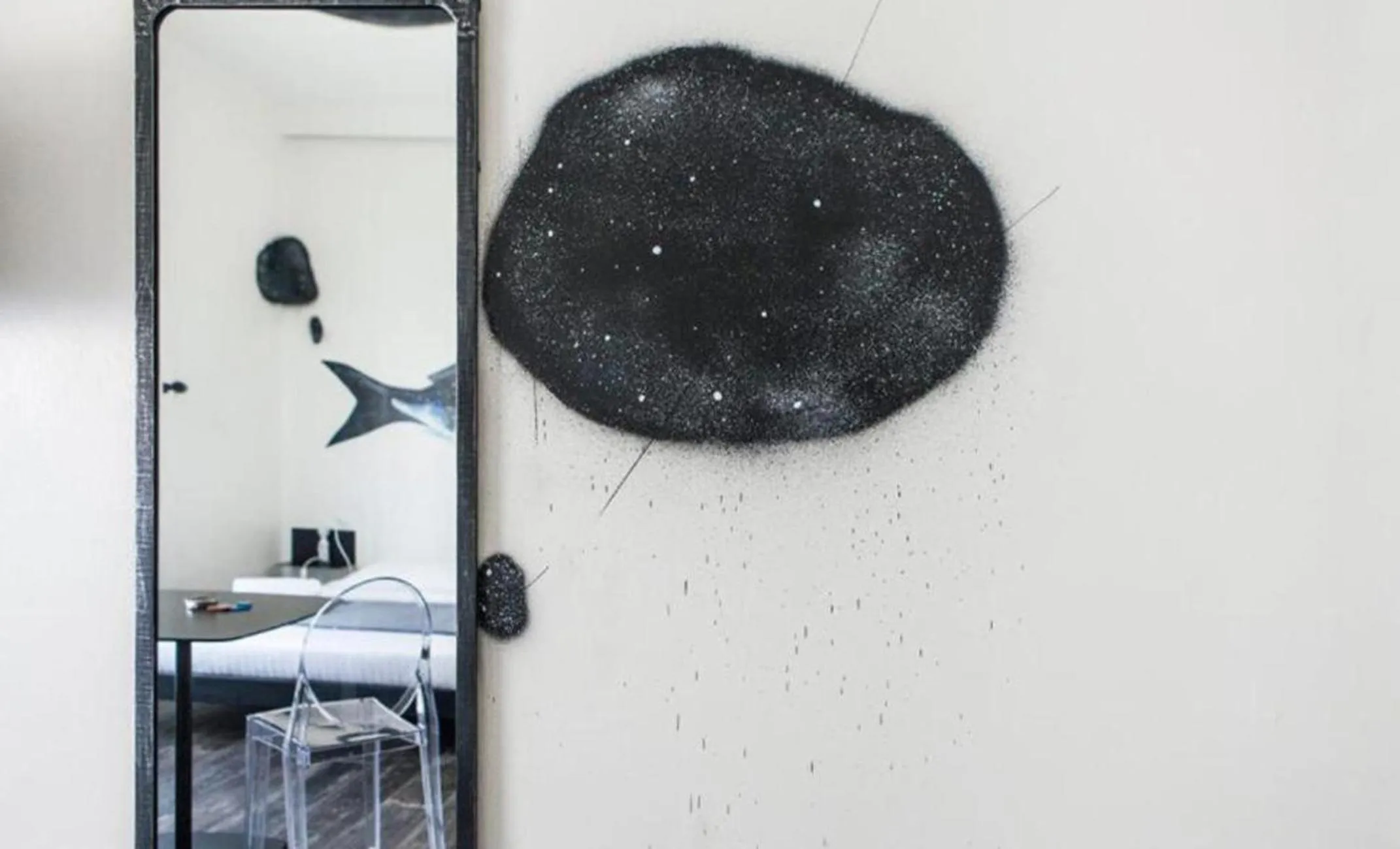 Bed in Street Art Inn Florence