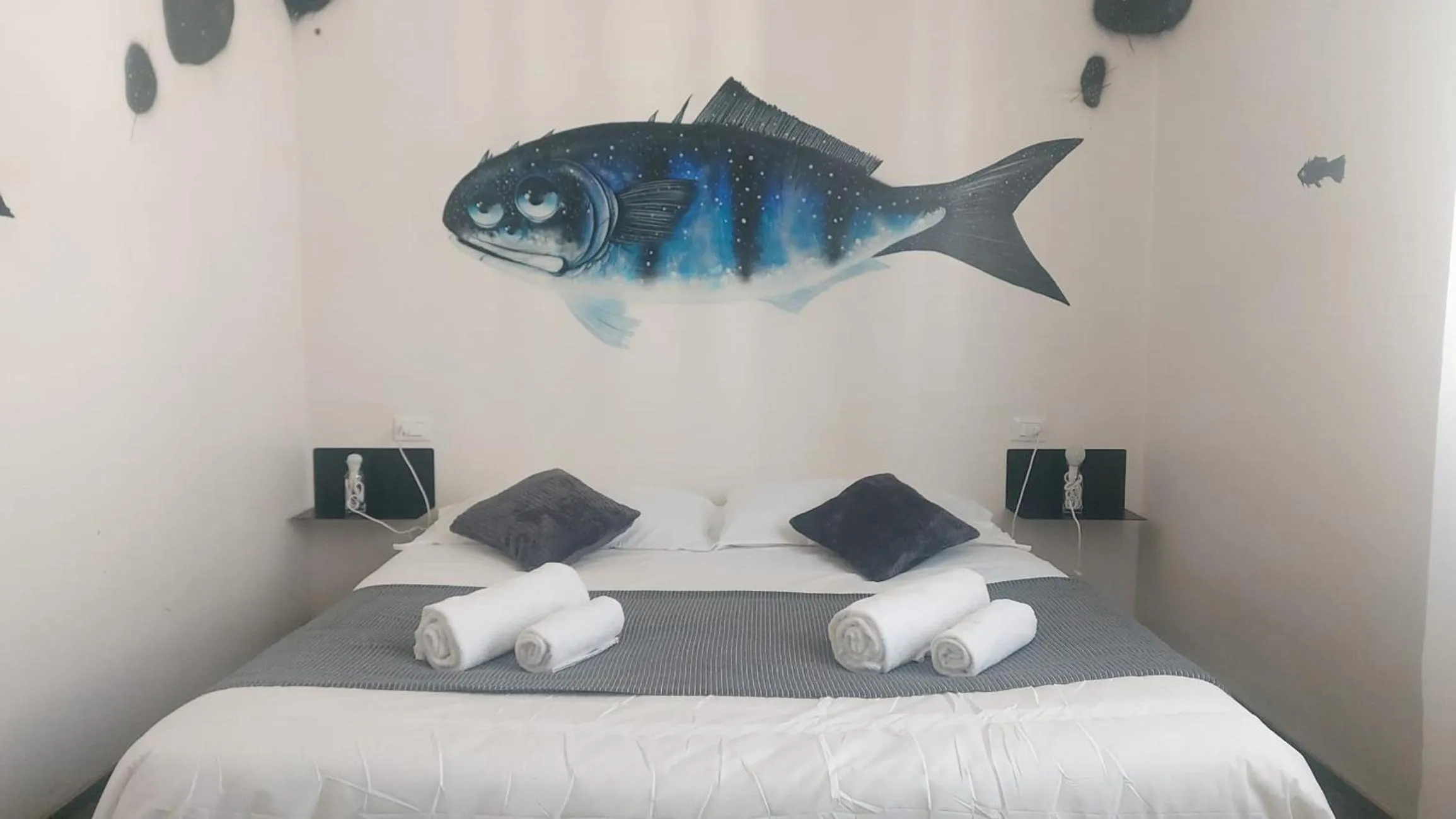 Bed in Street Art Inn Florence