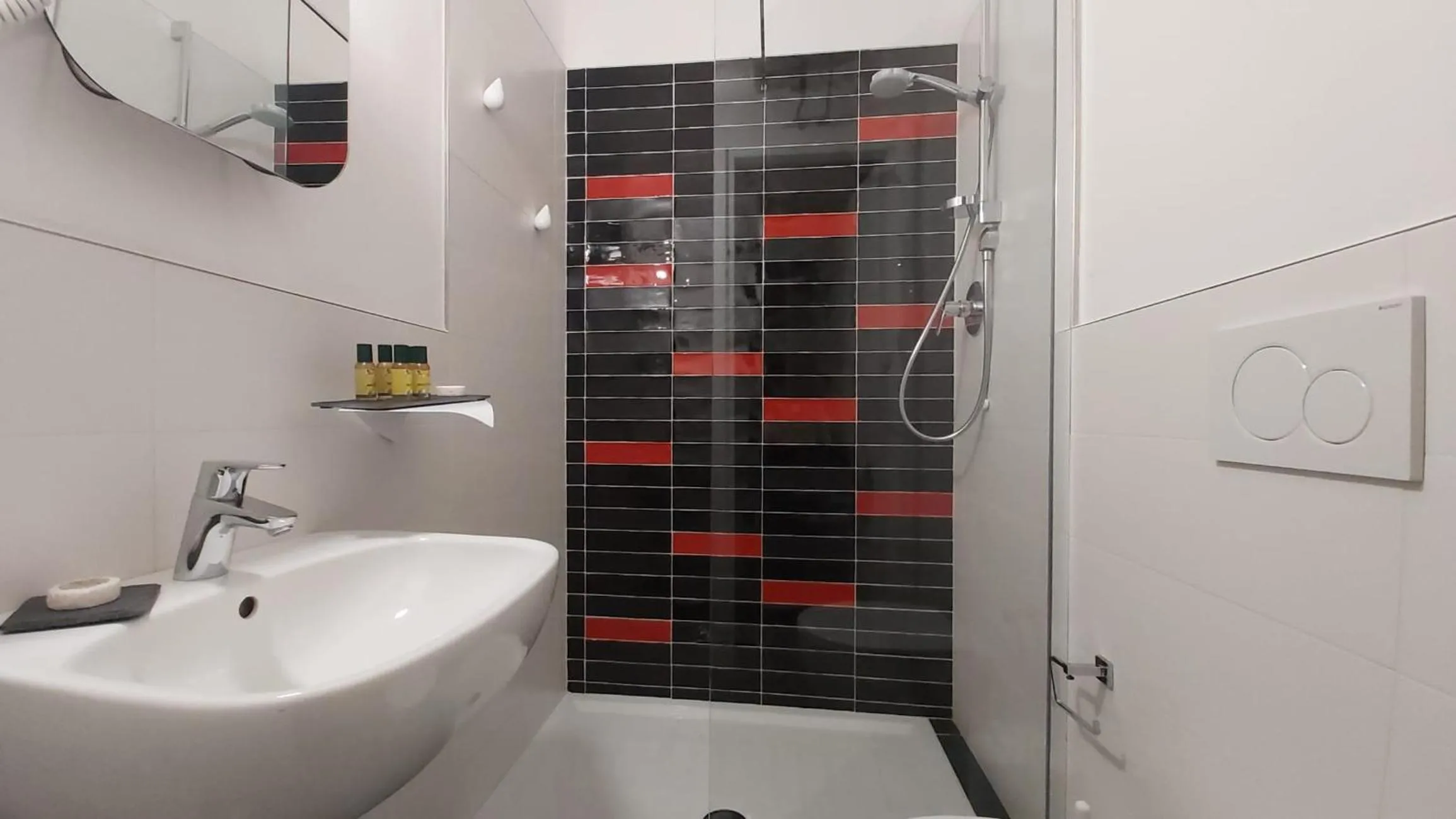 Shower in Street Art Inn Florence