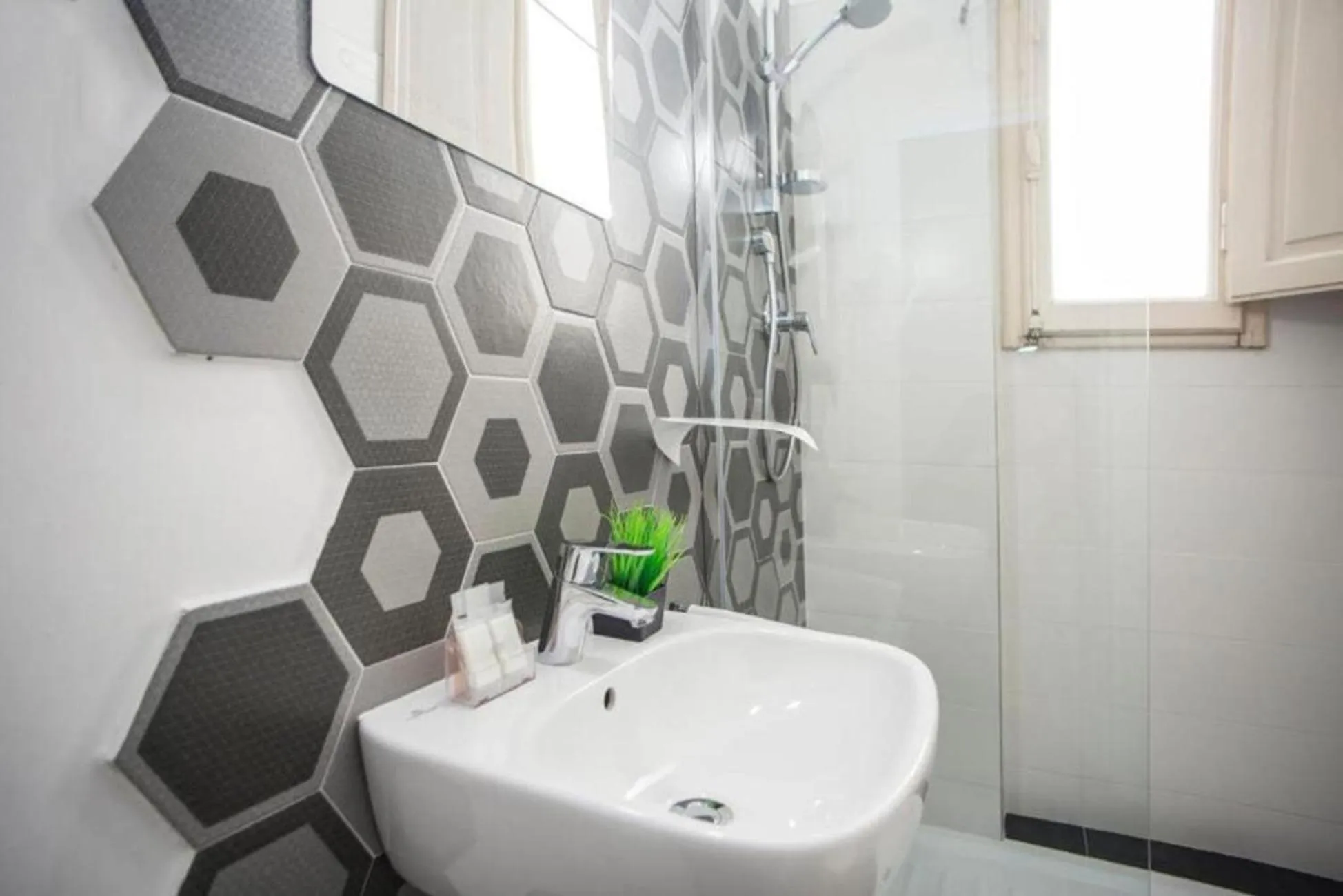 Shower in Street Art Inn Florence