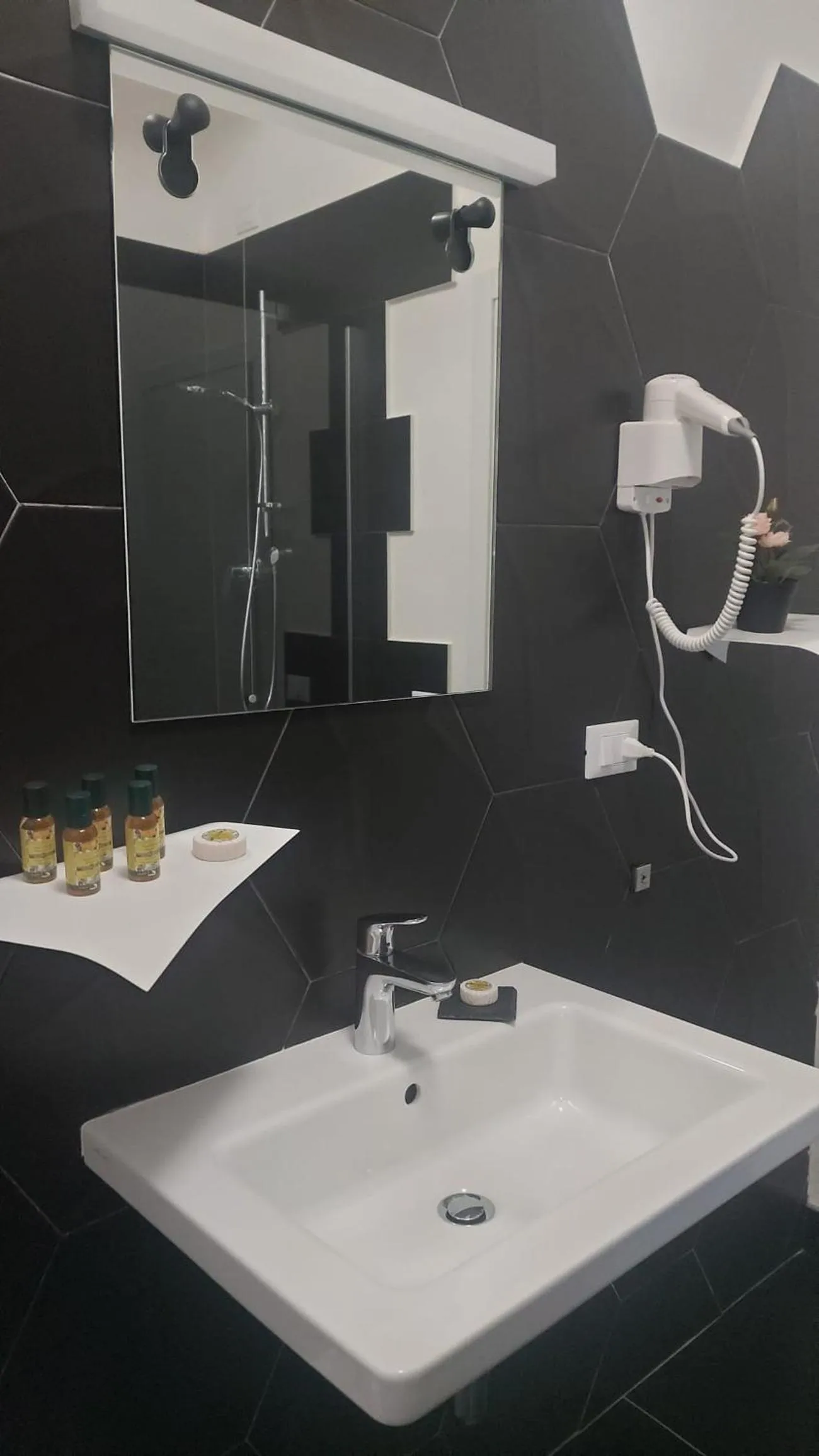 Shower in Street Art Inn Florence