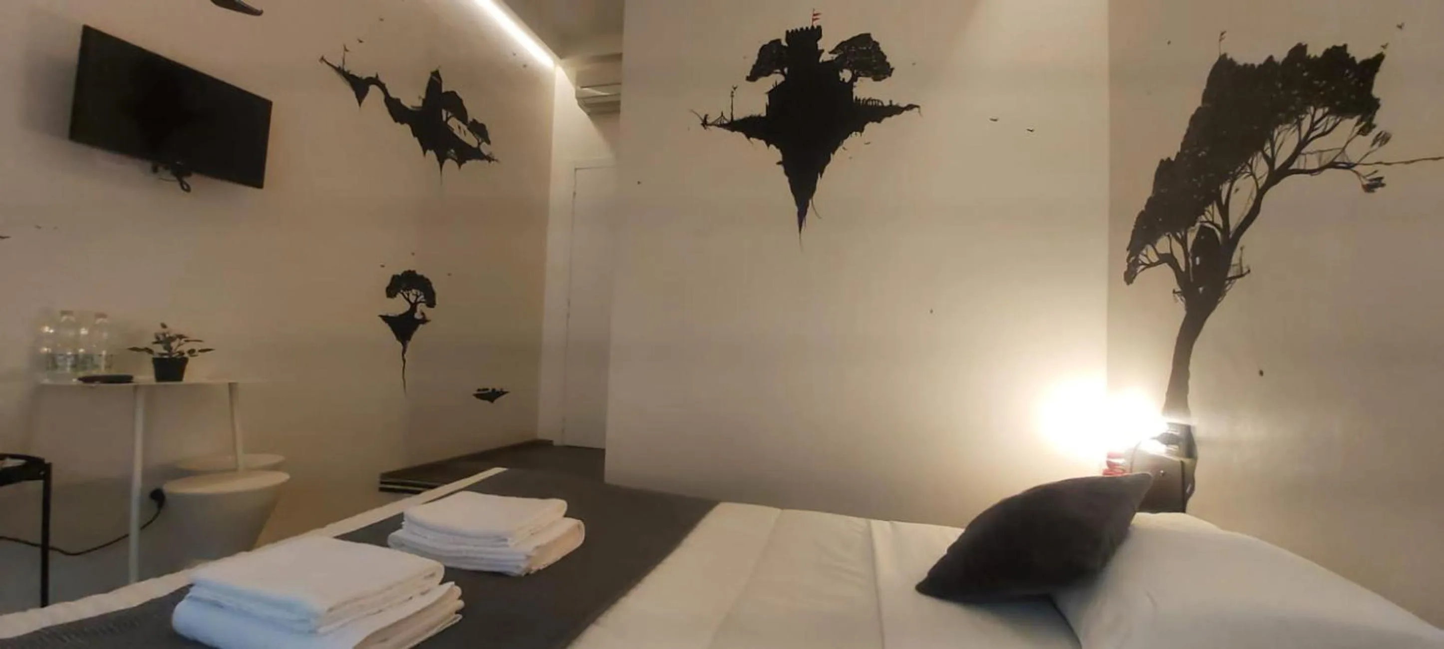 Bed in Street Art Inn Florence