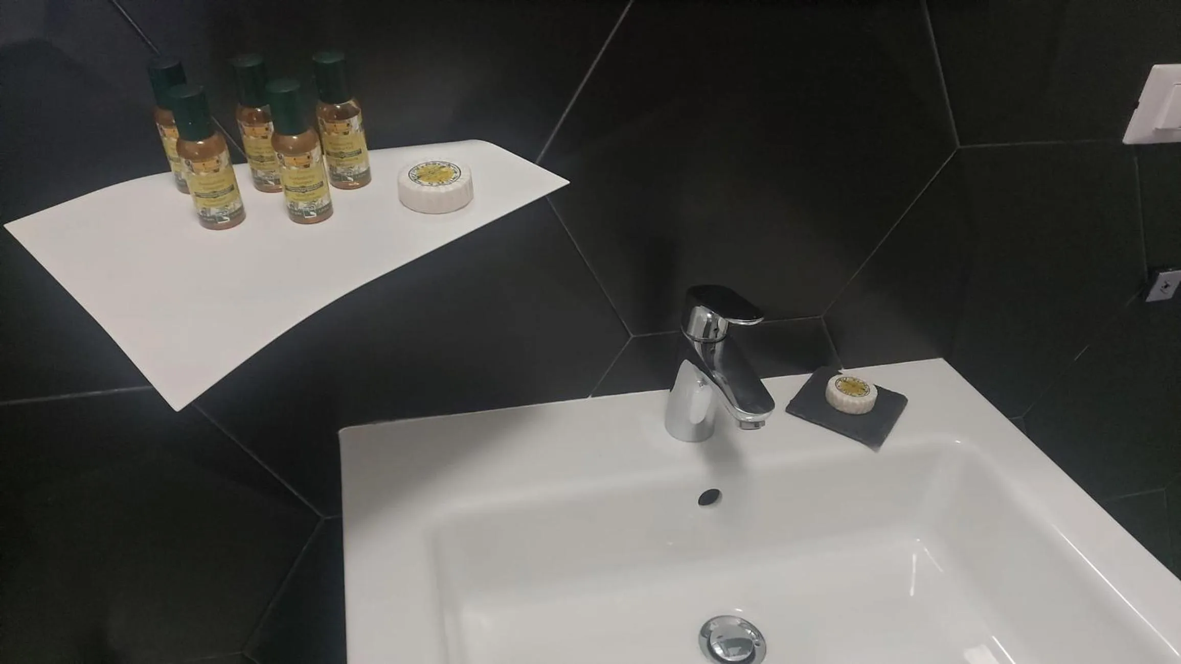 Bathroom in Street Art Inn Florence