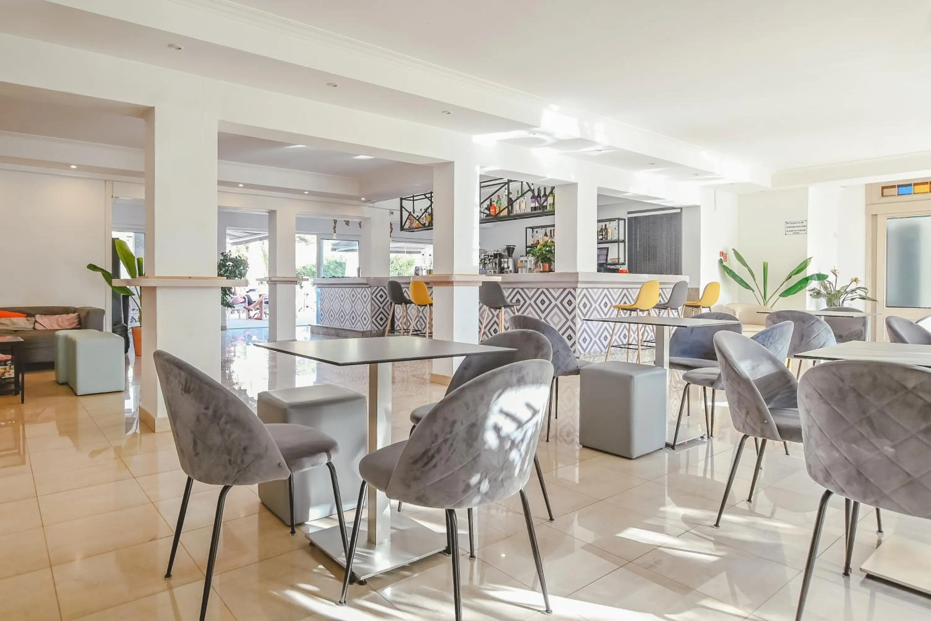 Restaurant/places to eat in Hotel LLITERAS