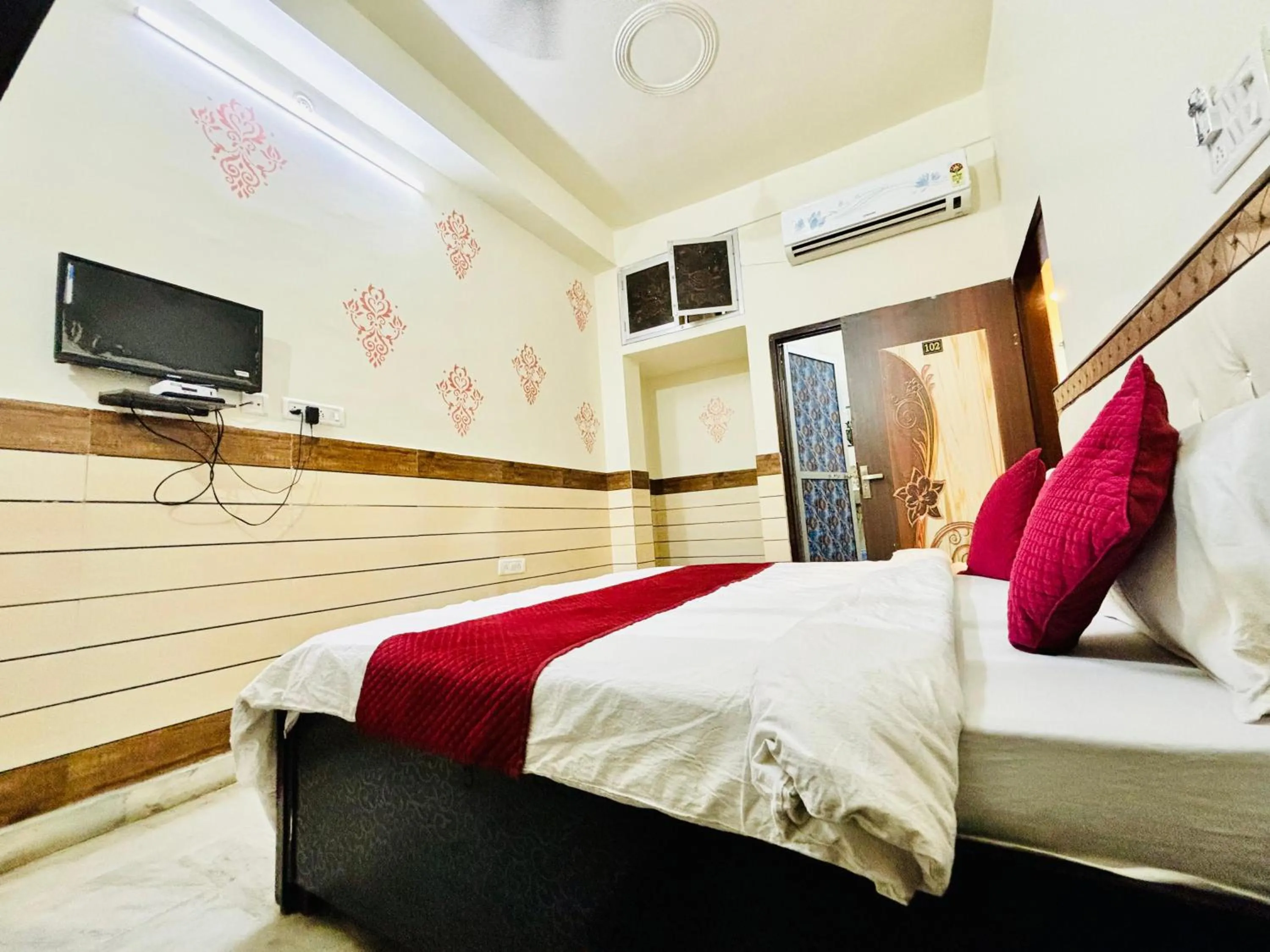 Bed in Hotel Royal Pinkcity