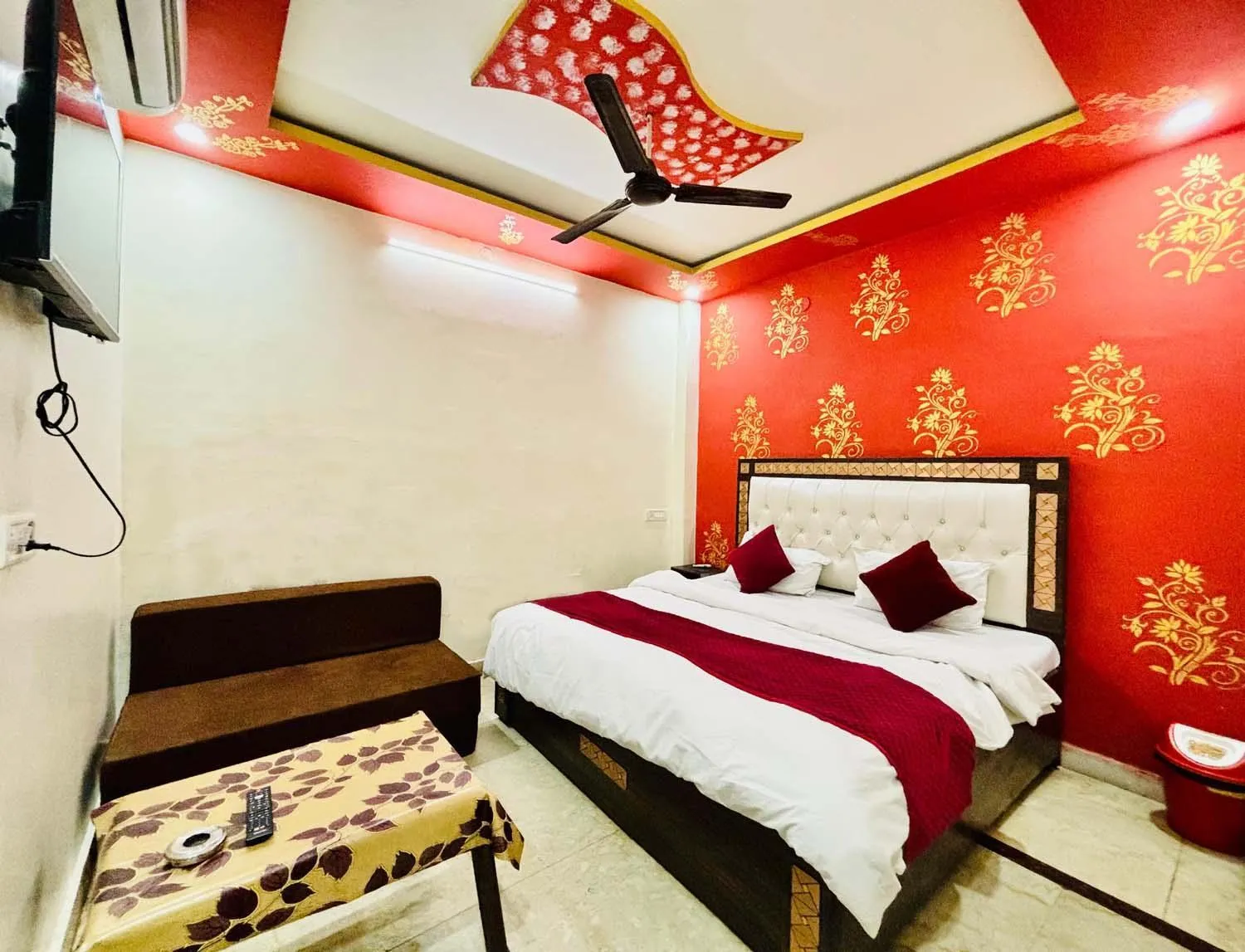 Bed in Hotel Royal Pinkcity