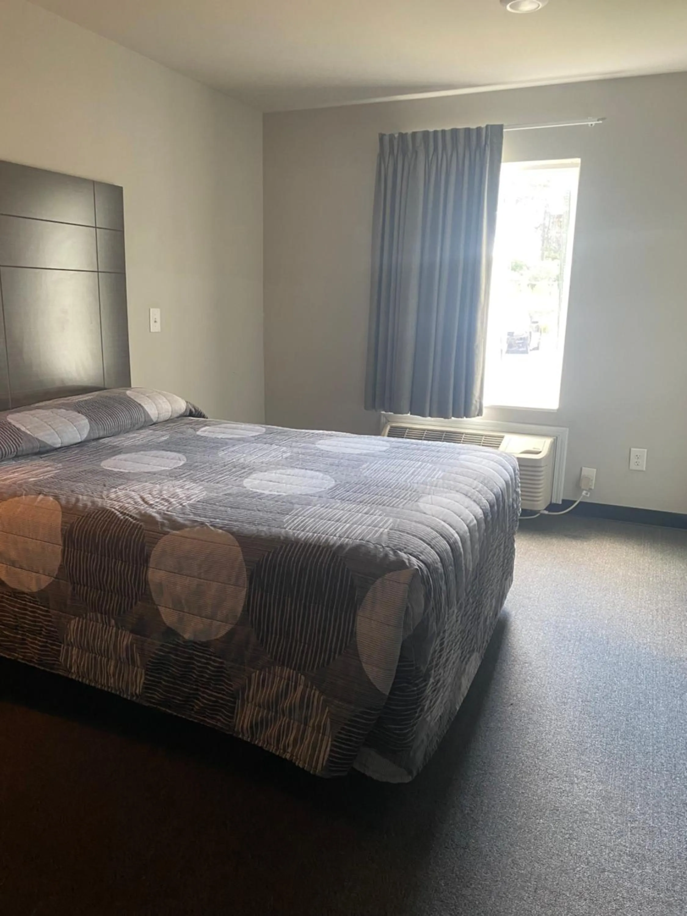 Bed in Savannah Suites Atlanta Airport